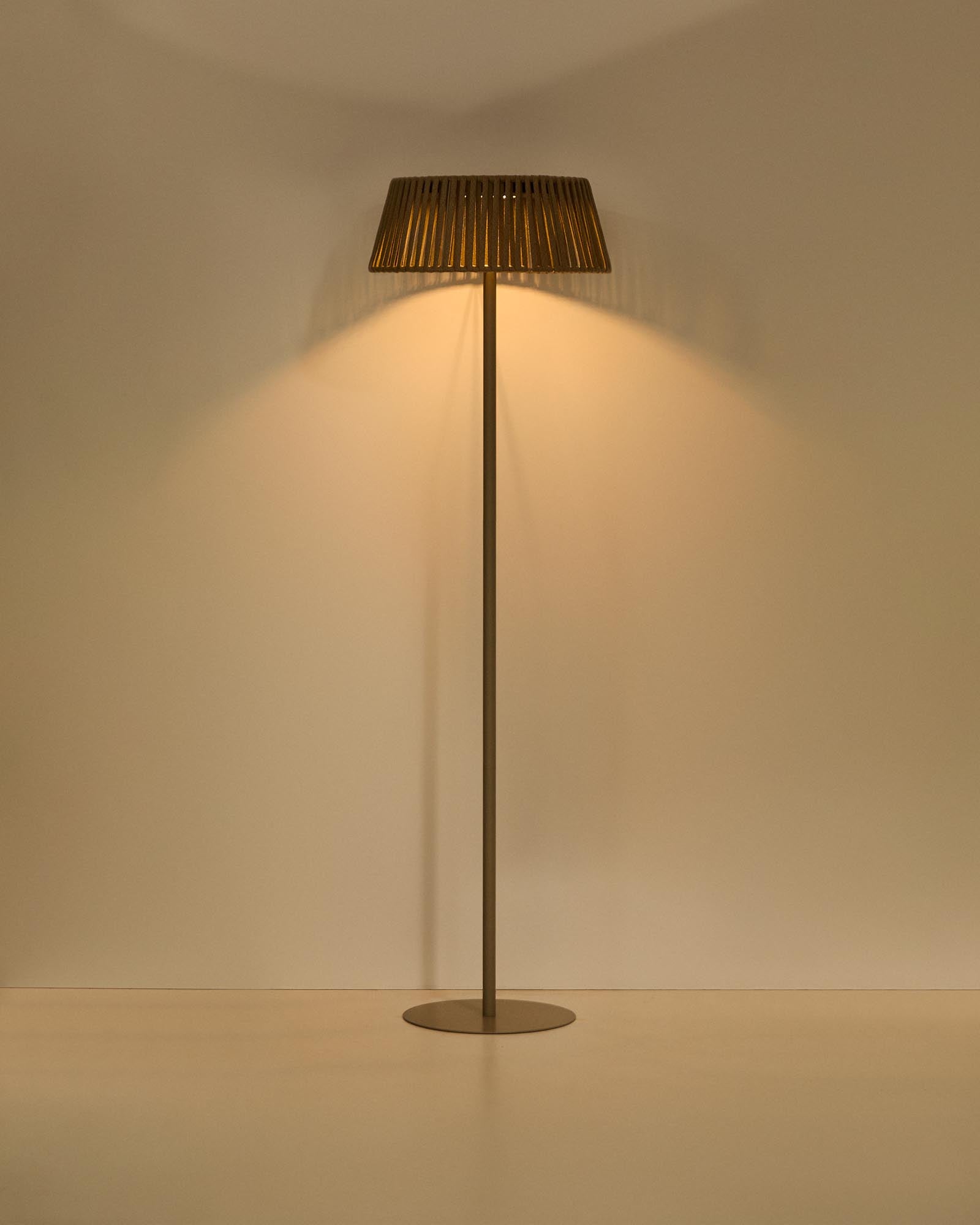 Stilvolle Solar-Stehlampe Aldet für den Außenbereich, gefertigt aus flachem Seil und mit beigem Metallfuß, Ø 46 cm, perfekt für gemütliche Abende im Garten.