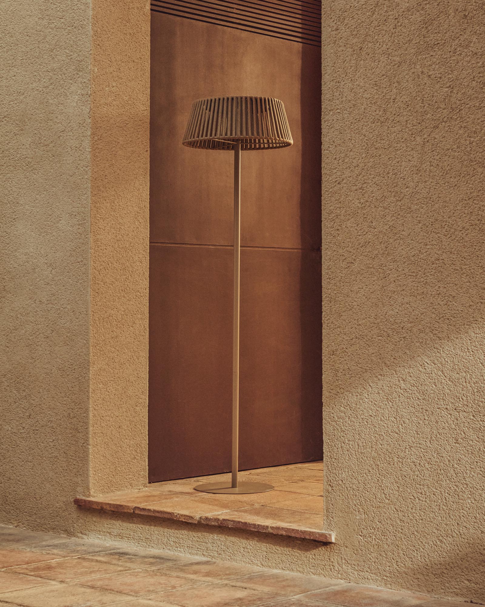 Elegante Outdoor-Solar-Stehlampe Aldet mit flachem Seil und beigem Metallfuß, Ø 46 cm, ideal für stimmungsvolle Beleuchtung im Garten.
