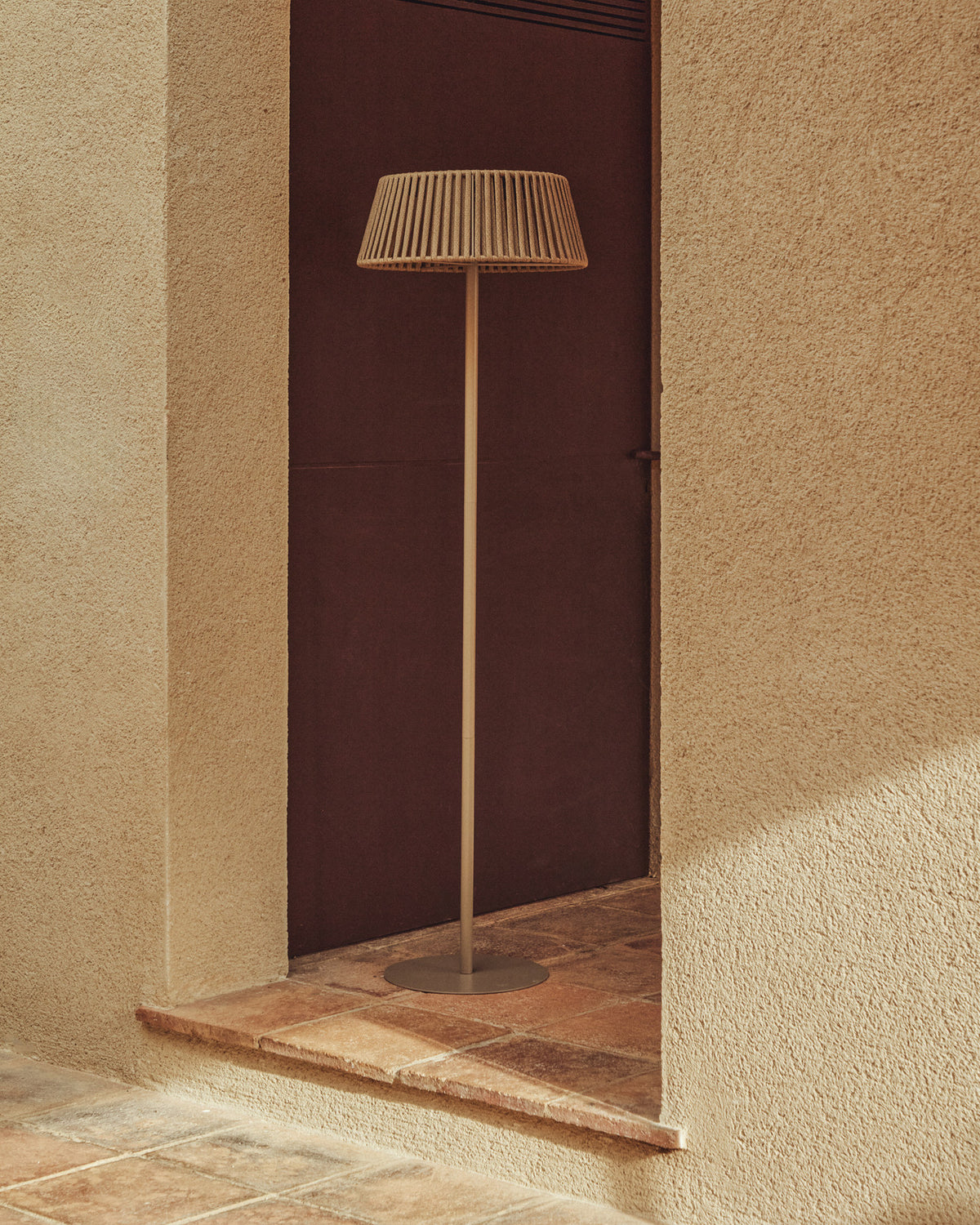 Outdoor-Solar-Stehlampe Aldet aus flachem Seil mit beigem Metallfuss, Ø 46 cm in Hellgrau präsentiert im Onlineshop von KAQTU Design AG. Outdoor Stehleuchte ist von Kave Home