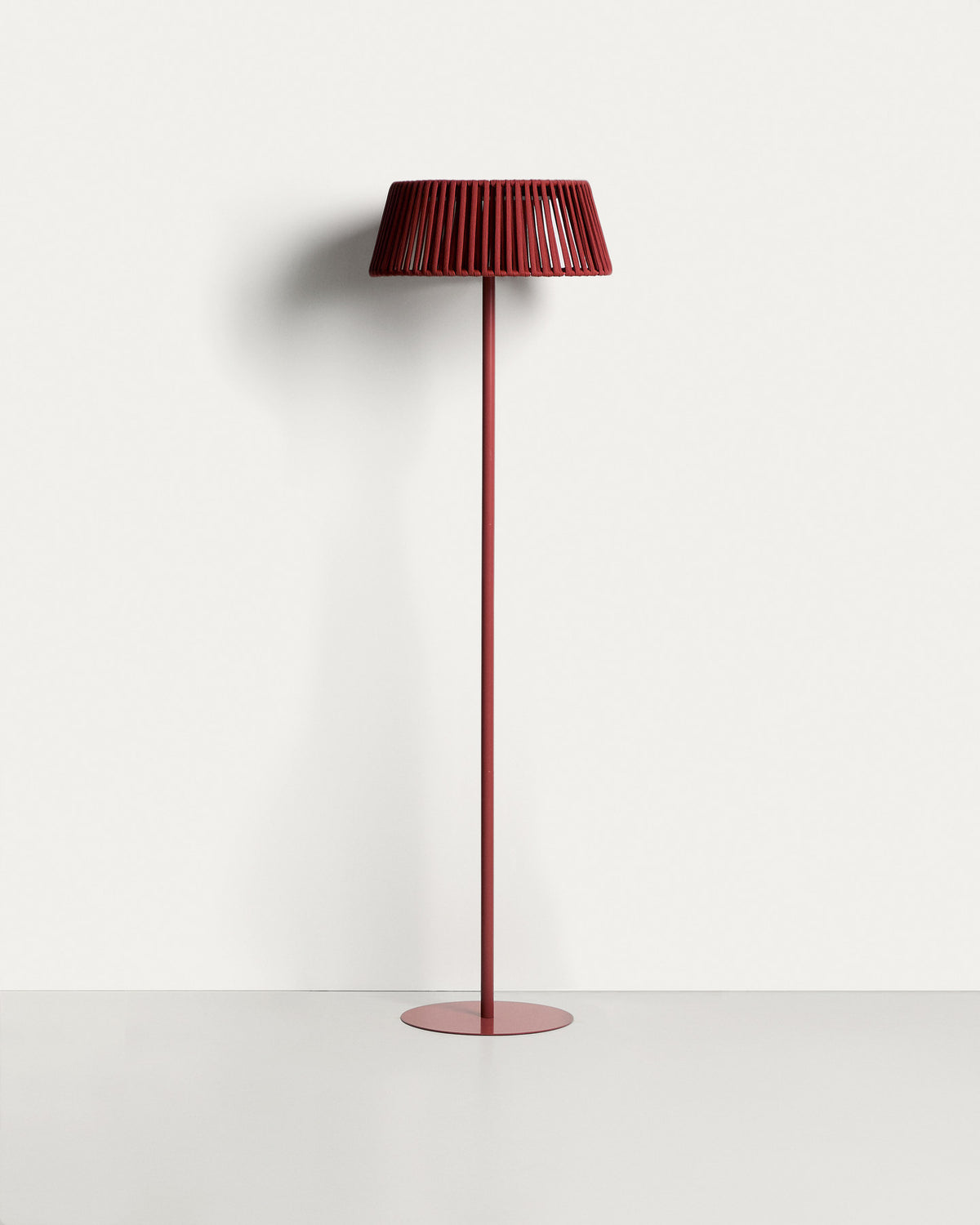 Outdoor-Solar-Stehlampe Aldet aus flachem Seil mit terrakottafarbenem Metallfuss, Ø 46 cm in Terrakotta präsentiert im Onlineshop von KAQTU Design AG. Outdoor Stehleuchte ist von Kave Home