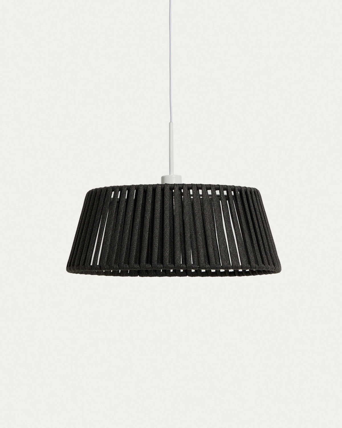 Lampenschirm für Deckenleuchte Aldet aus flachem Sei in Schwarz, Ø 46 cm in Schwarz präsentiert im Onlineshop von KAQTU Design AG. Outdoor Pendelleuchte ist von Kave Home