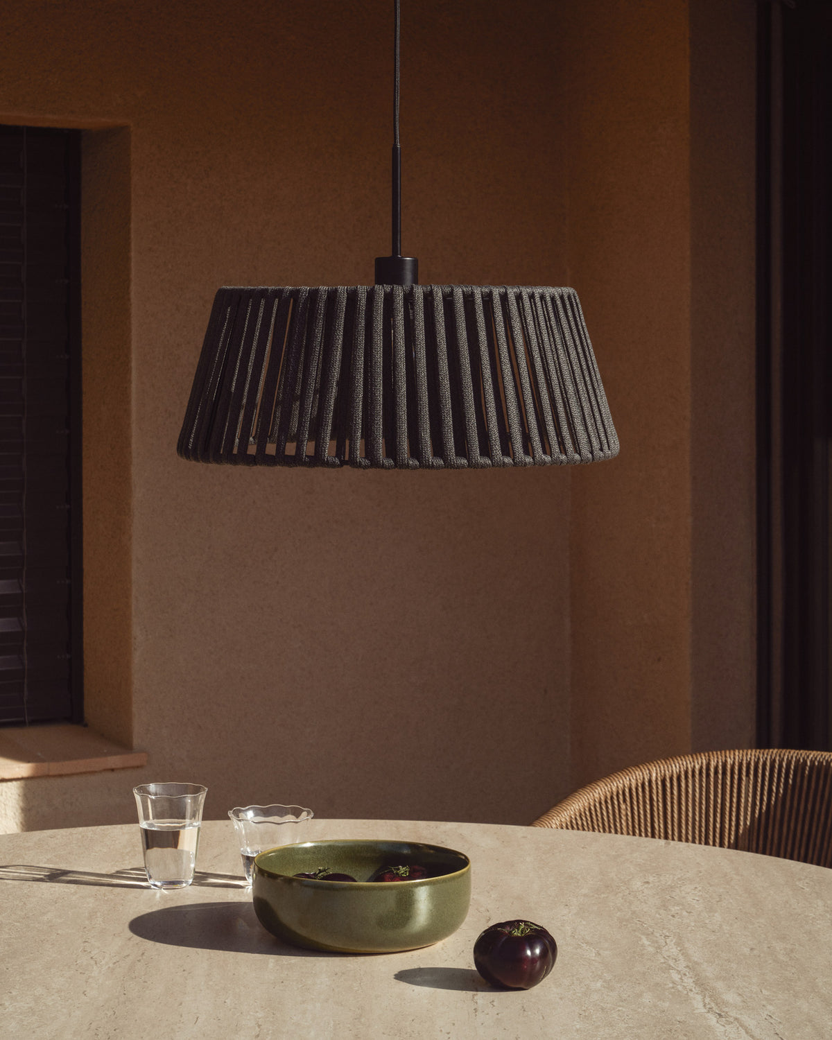 Lampenschirm für Deckenleuchte Aldet aus flachem Sei in Schwarz, Ø 46 cm in Schwarz präsentiert im Onlineshop von KAQTU Design AG. Outdoor Pendelleuchte ist von Kave Home
