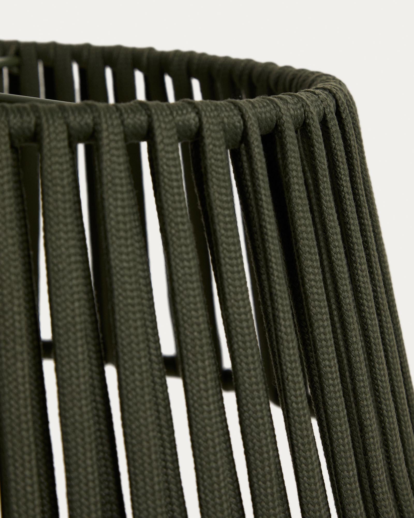 Moderner Lampenschirm in Grün, Ø 46 cm, aus flachem Seil, perfekt für die Gestaltung von Outdoor-Bereichen mit Kave Home.