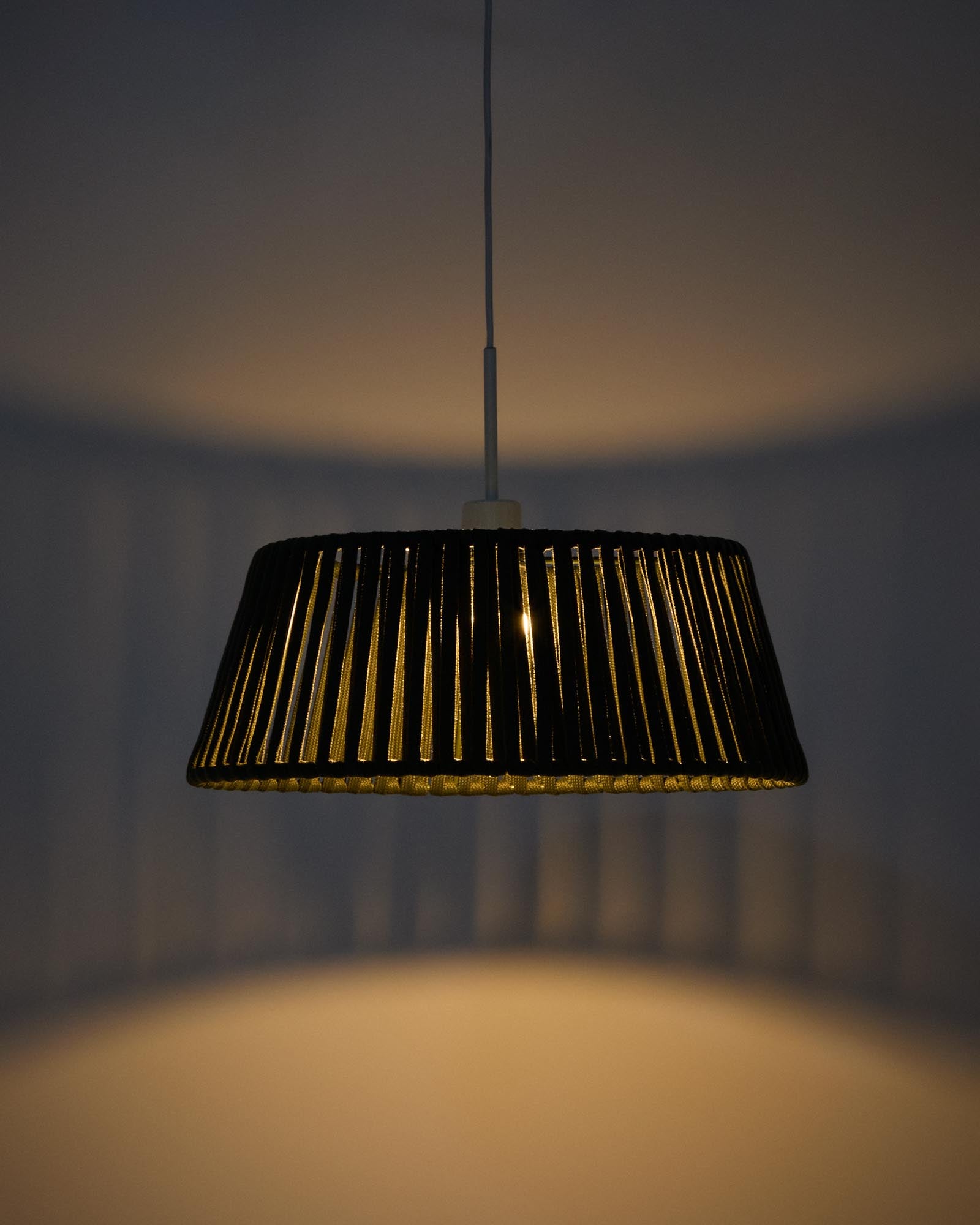 Moderner Lampenschirm in Grün, Ø 46 cm, aus flachem Seil, perfekt für die Gestaltung von Outdoor-Bereichen und stimmungsvolle Beleuchtung.