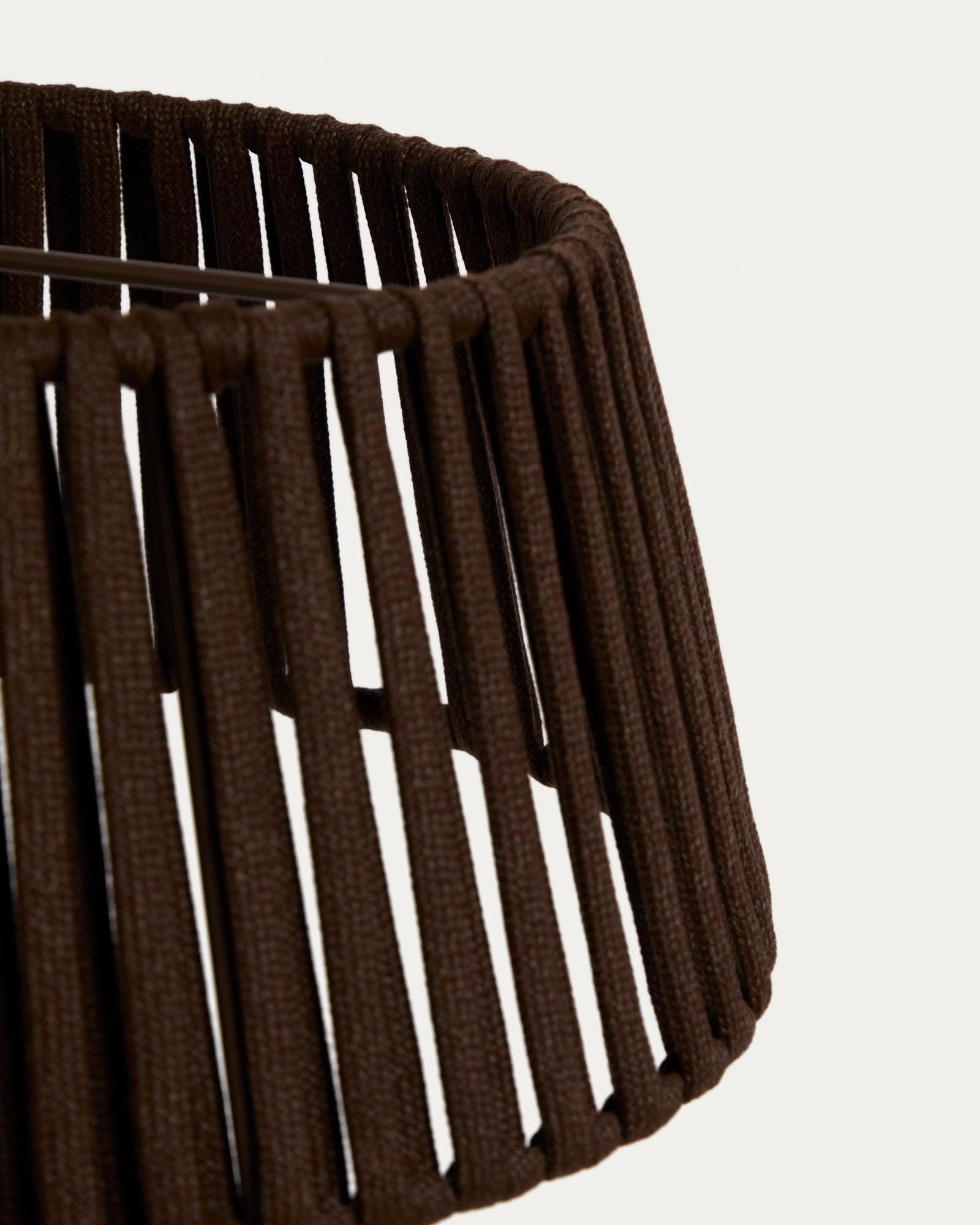 Eleganter Lampenschirm aus braunem Flachseil, Ø 46 cm, ideal für die stilvolle Deckenleuchte Aldet von Kave Home, perfekt für den Außenbereich.