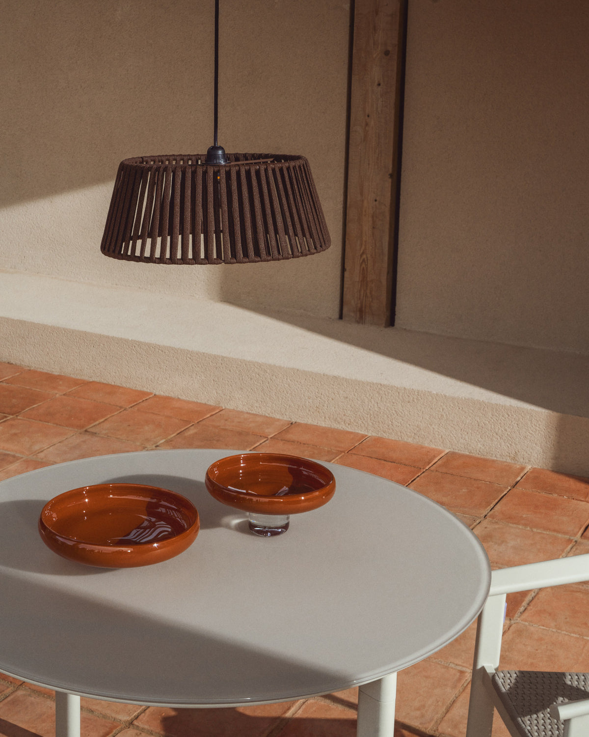 Lampenschirm für die Deckenleuchte Aldet aus flachem Seil in Braun, Ø 46 cm in Dunkelbraun präsentiert im Onlineshop von KAQTU Design AG. Outdoor Pendelleuchte ist von Kave Home