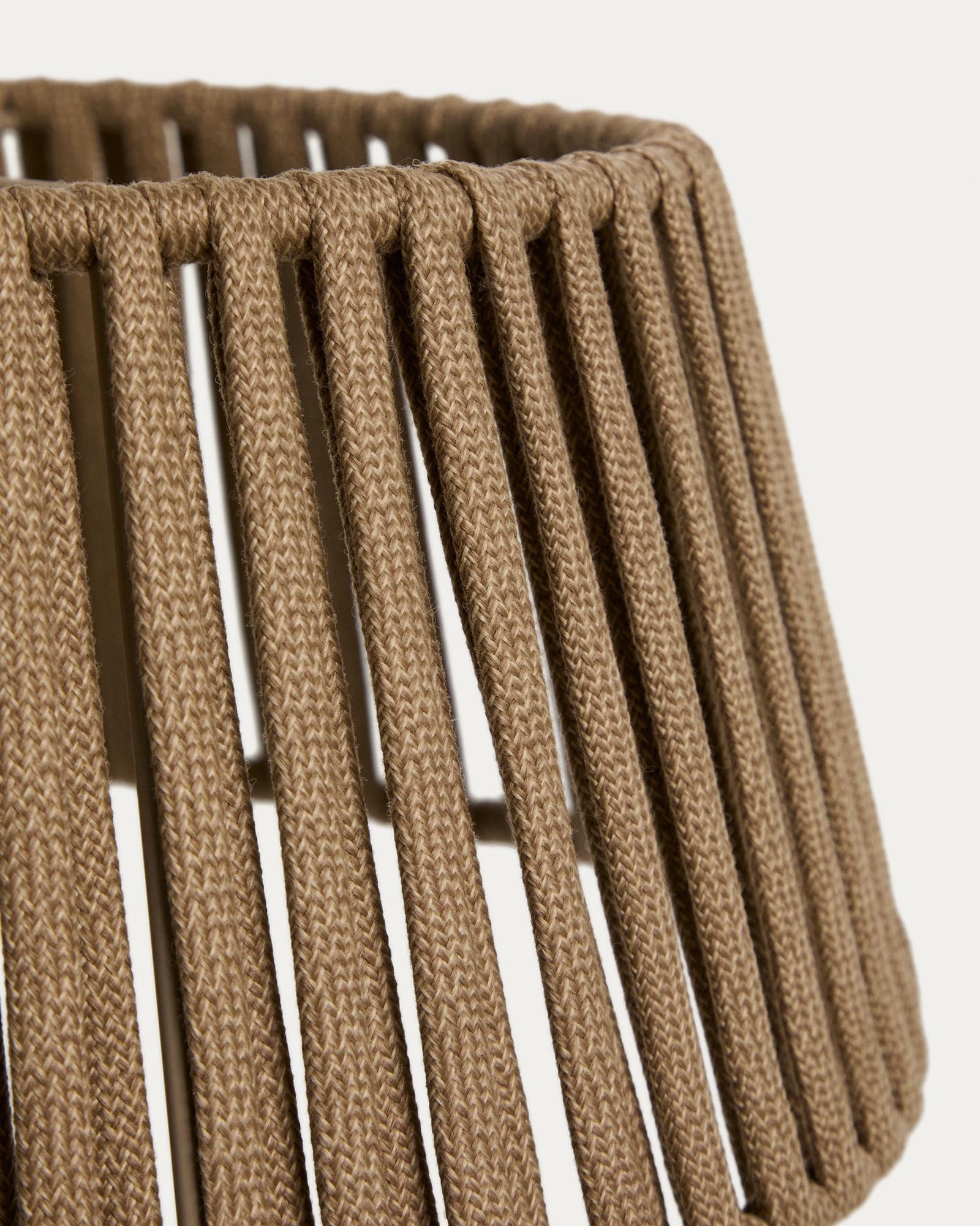 Beiger Lampenschirm aus flachem Seil für die Aldet Deckenleuchte, Ø 46 cm, ideal für stilvolle Outdoor-Bereiche von Kave Home.