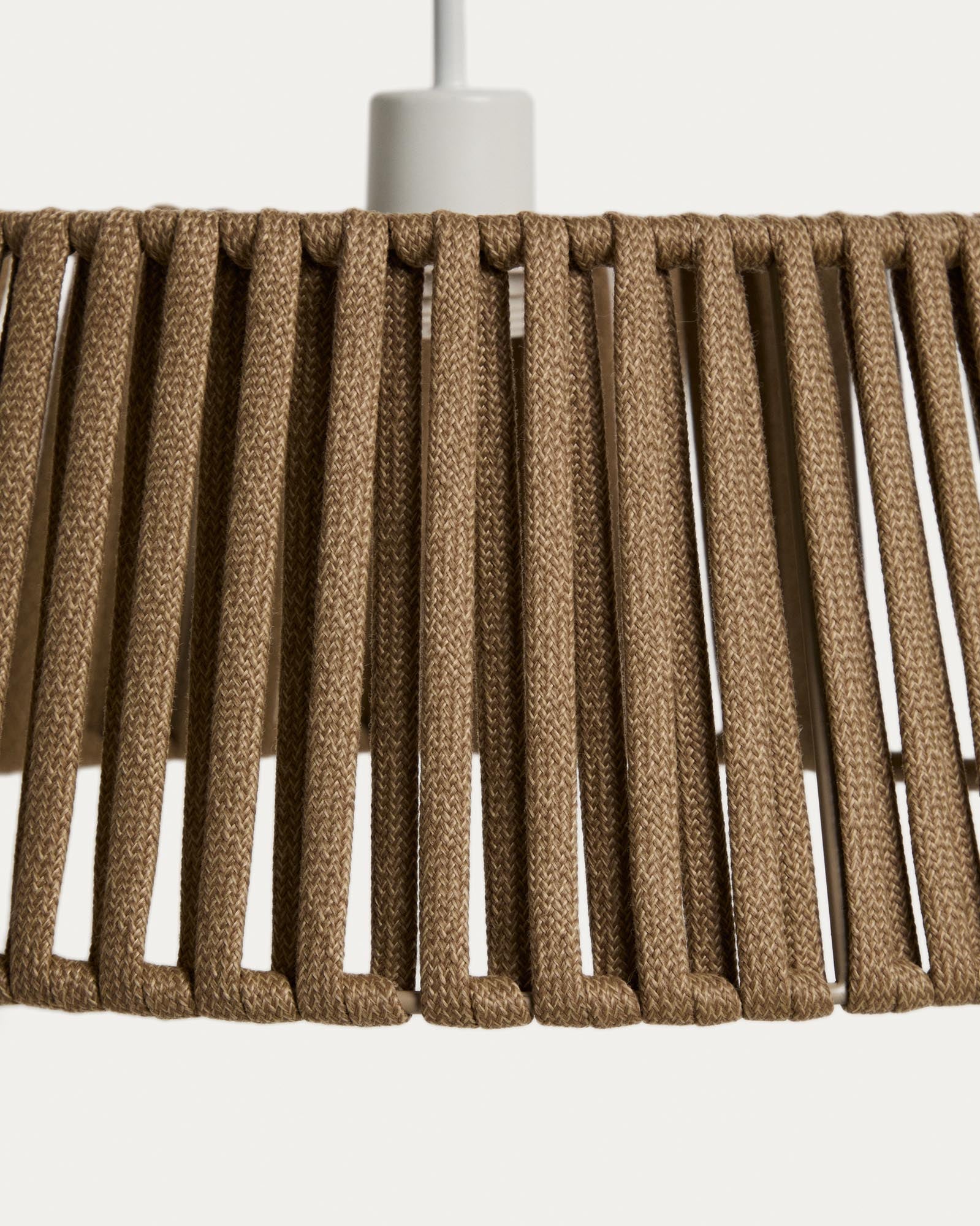 Beiger Lampenschirm aus flachem Seil, Ø 46 cm, ideal für die Aldet Deckenleuchte, verleiht jedem Außenbereich einen modernen Akzent.