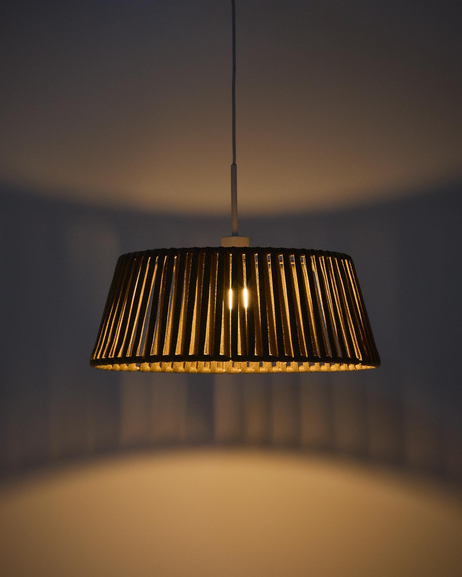 Eleganter Lampenschirm in Beige aus flachem Seil, Ø 46 cm, perfekt für die Aldet Deckenleuchte, bringt stilvolle Akzente in Ihren Außenbereich.