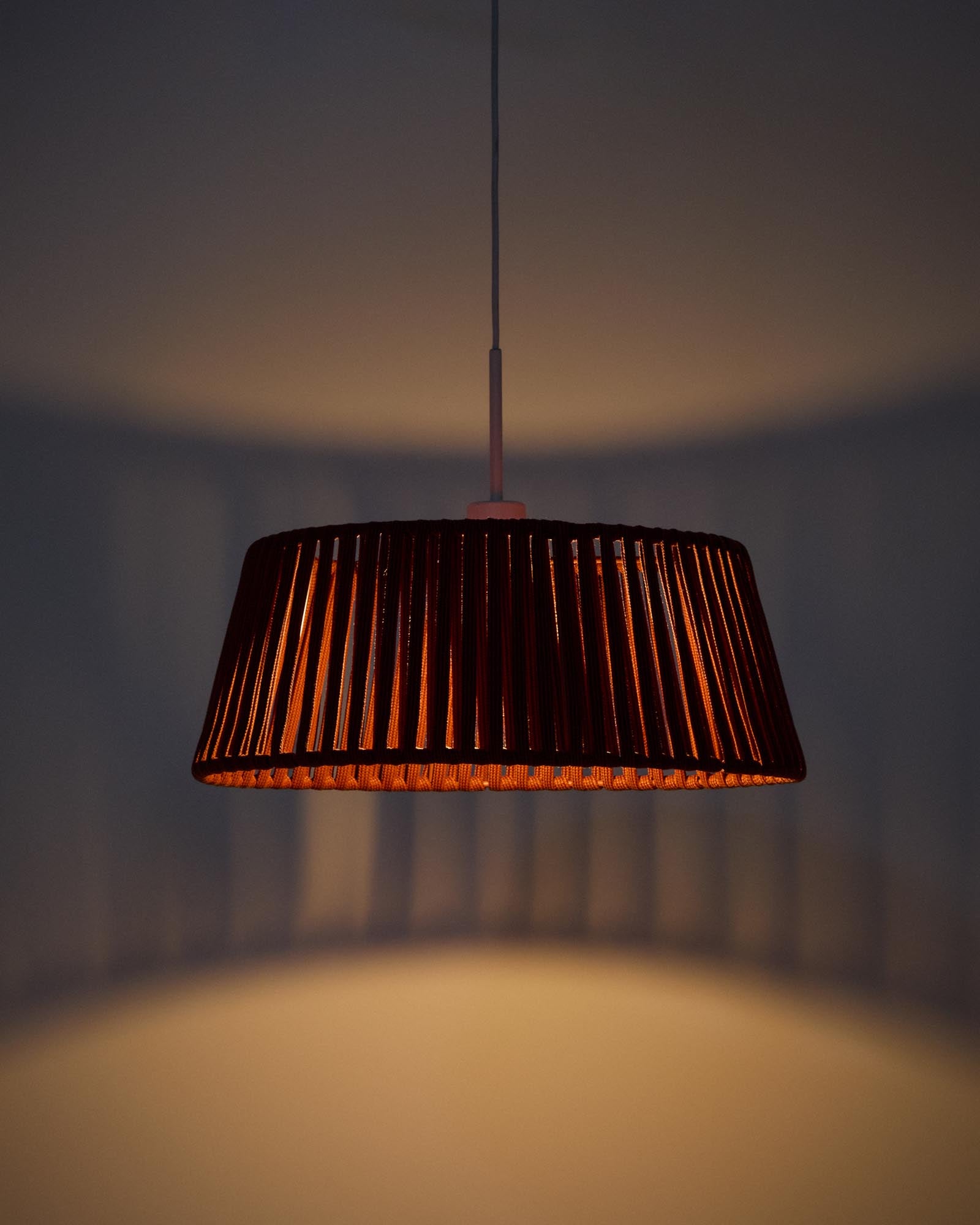 Eleganter Lampenschirm in Terrakotta, gefertigt aus flachem Seil, Ø 46 cm, perfekt für die Aldet Deckenleuchte im Freien.