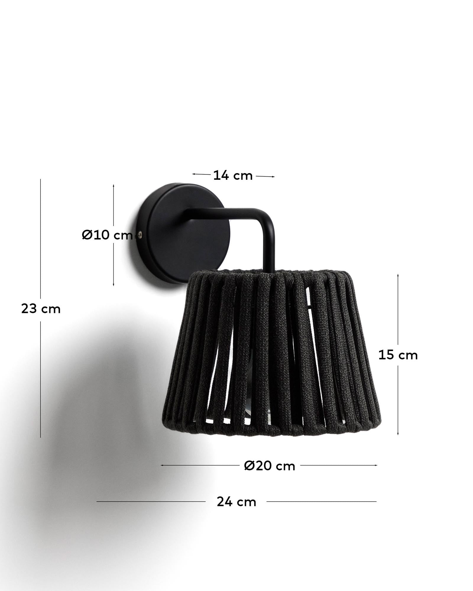 Moderne Outdoor-Wandleuchte Aldet, gefertigt aus strapazierfähigem Seil und schwarzem Metall, perfekt für stimmungsvolle Außenbereiche.