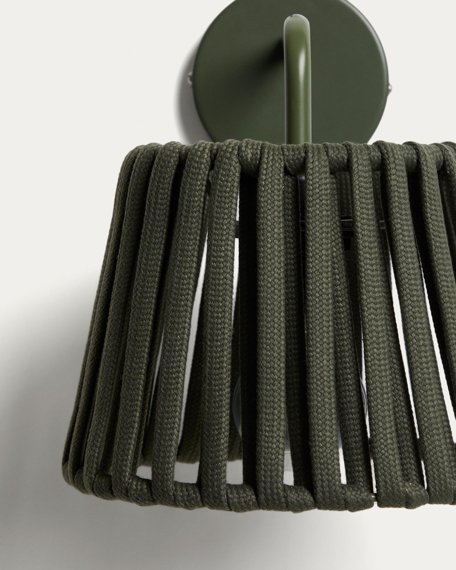 Moderne Outdoor-Wandleuchte Aldet, gefertigt aus grünem Metall und flachem Seil, perfekt für stimmungsvolle Beleuchtung im Freien.