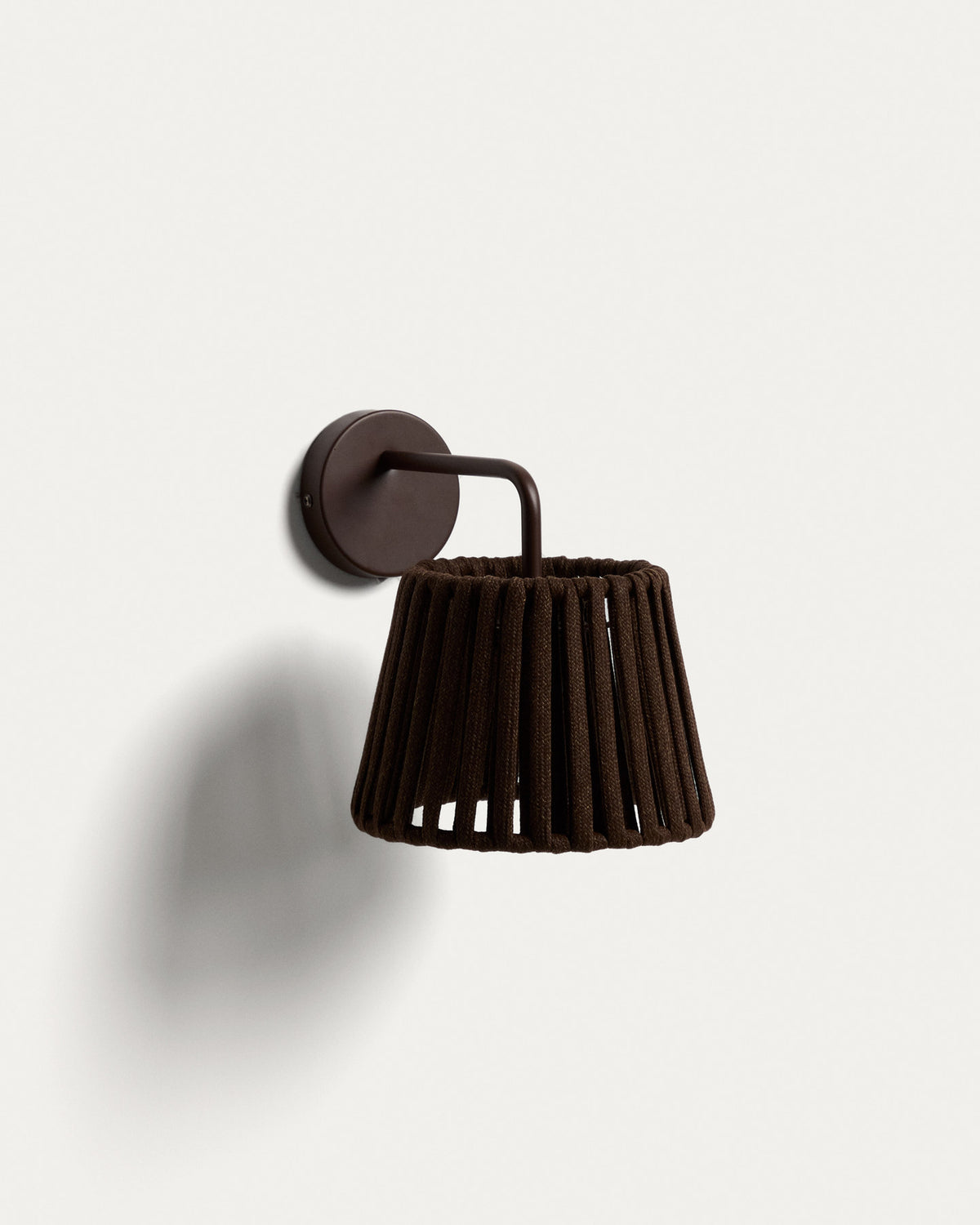 Outdoor-Wandleuchte Aldet aus flachem Seil und braunem Metall in Dunkelbraun präsentiert im Onlineshop von KAQTU Design AG. Outdoor Pendelleuchte ist von Kave Home