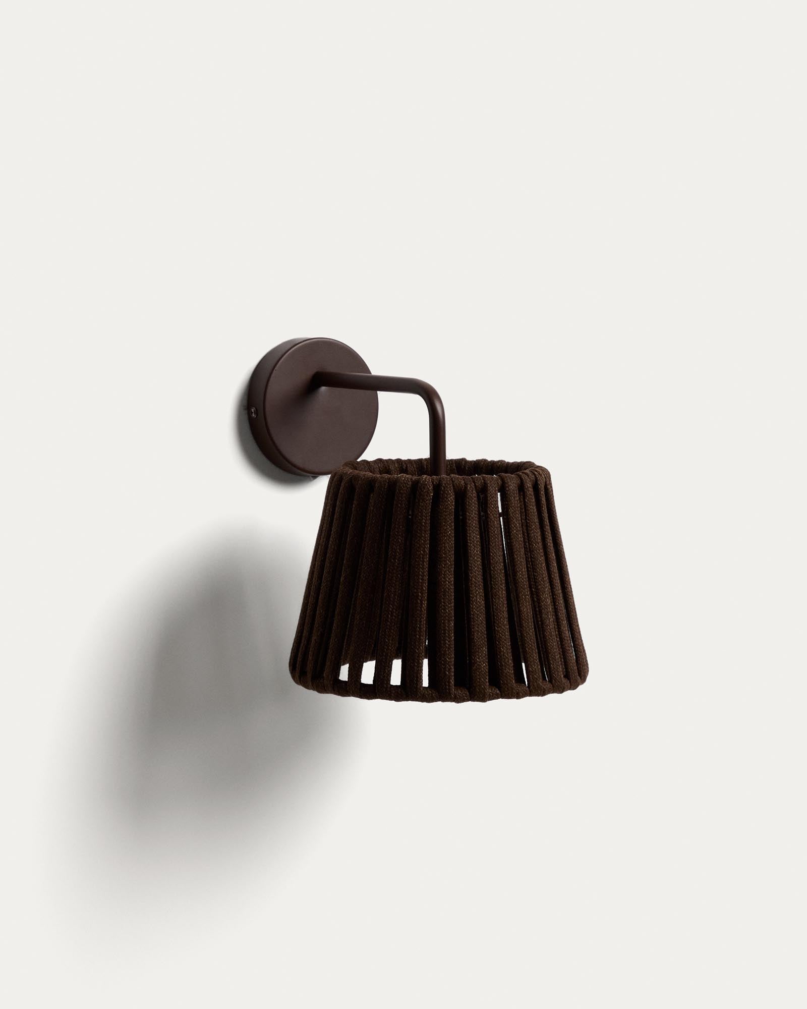 Outdoor-Wandleuchte Aldet aus flachem Seil und braunem Metall in Dunkelbraun präsentiert im Onlineshop von KAQTU Design AG. Outdoor Pendelleuchte ist von Kave Home