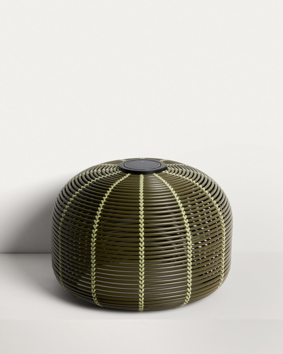 Outdoor-Solar-Tischlampe Garoina aus synthetischem Rattan in Grün mit LED-Technologie, Ø 50 cm in Grün präsentiert im Onlineshop von KAQTU Design AG. Outdoor Tischleuchte ist von Kave Home