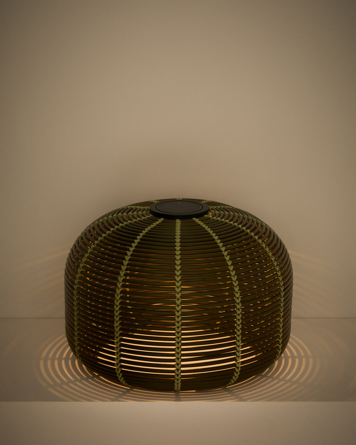 Outdoor-Solar-Tischlampe Garoina aus synthetischem Rattan in Grün mit LED-Technologie, Ø 50 cm in Grün präsentiert im Onlineshop von KAQTU Design AG. Outdoor Tischleuchte ist von Kave Home