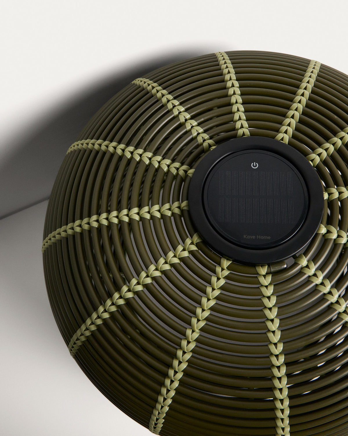 Outdoor-Solar-Tischlampe Garoina aus synthetischem Rattan in Grün mit LED-Technologie, Ø 50 cm in Grün präsentiert im Onlineshop von KAQTU Design AG. Outdoor Tischleuchte ist von Kave Home