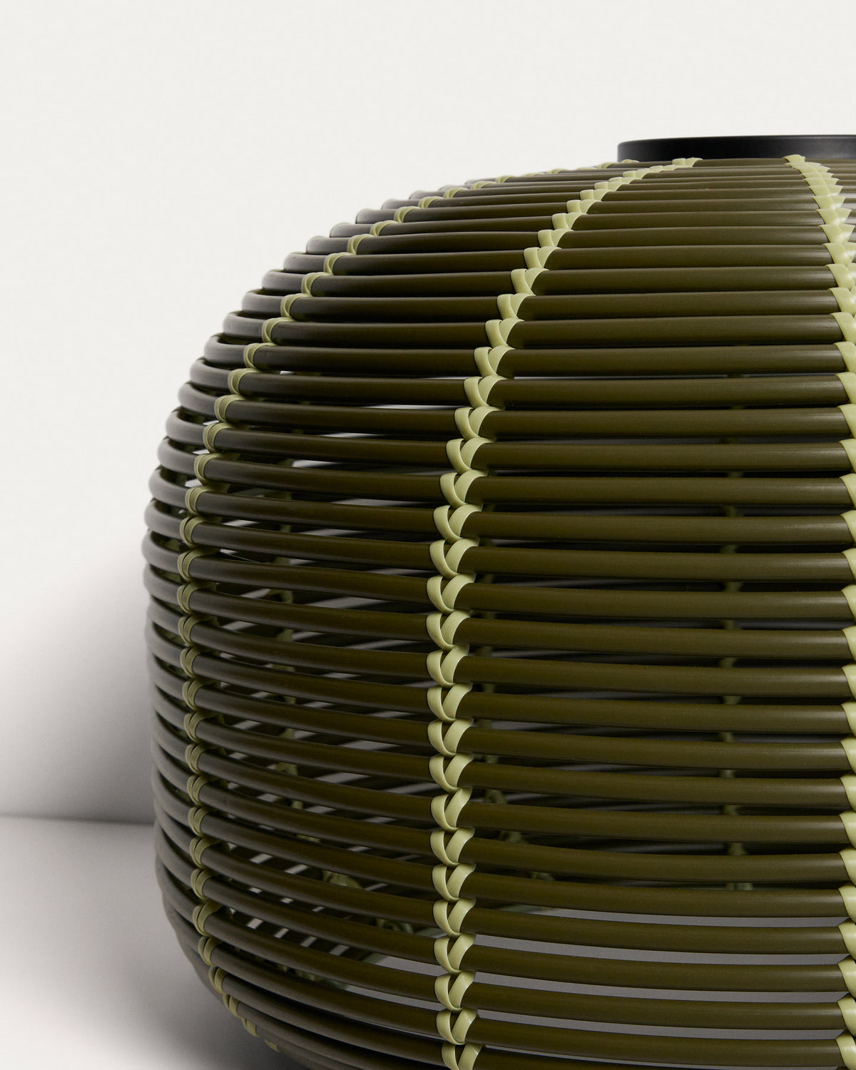 Outdoor-Solar-Tischlampe Garoina aus synthetischem Rattan in Grün mit LED-Technologie, Ø 50 cm in Grün präsentiert im Onlineshop von KAQTU Design AG. Outdoor Tischleuchte ist von Kave Home
