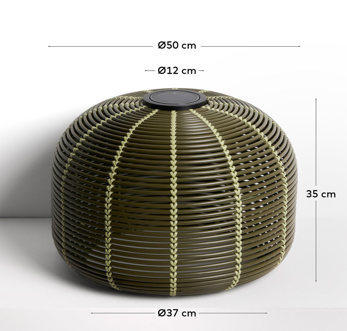 Outdoor-Solar-Tischlampe Garoina aus synthetischem Rattan in Grün mit LED-Technologie, Ø 50 cm in Grün präsentiert im Onlineshop von KAQTU Design AG. Outdoor Tischleuchte ist von Kave Home