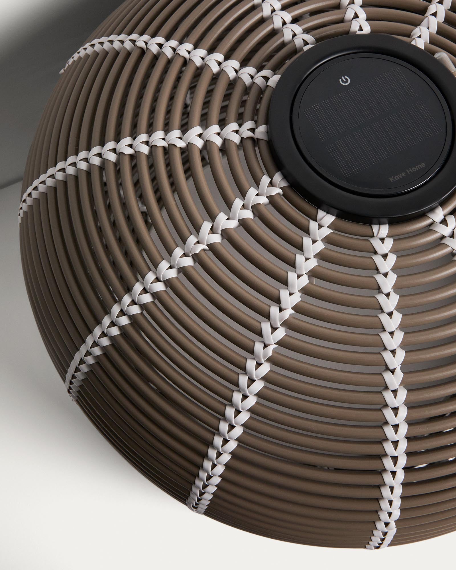 Stilvolle Outdoor-Solar-Tischlampe Garoina aus taupefarbenem synthetischem Rattan, Ø 50 cm, ideal für gemütliche Abende im Freien.