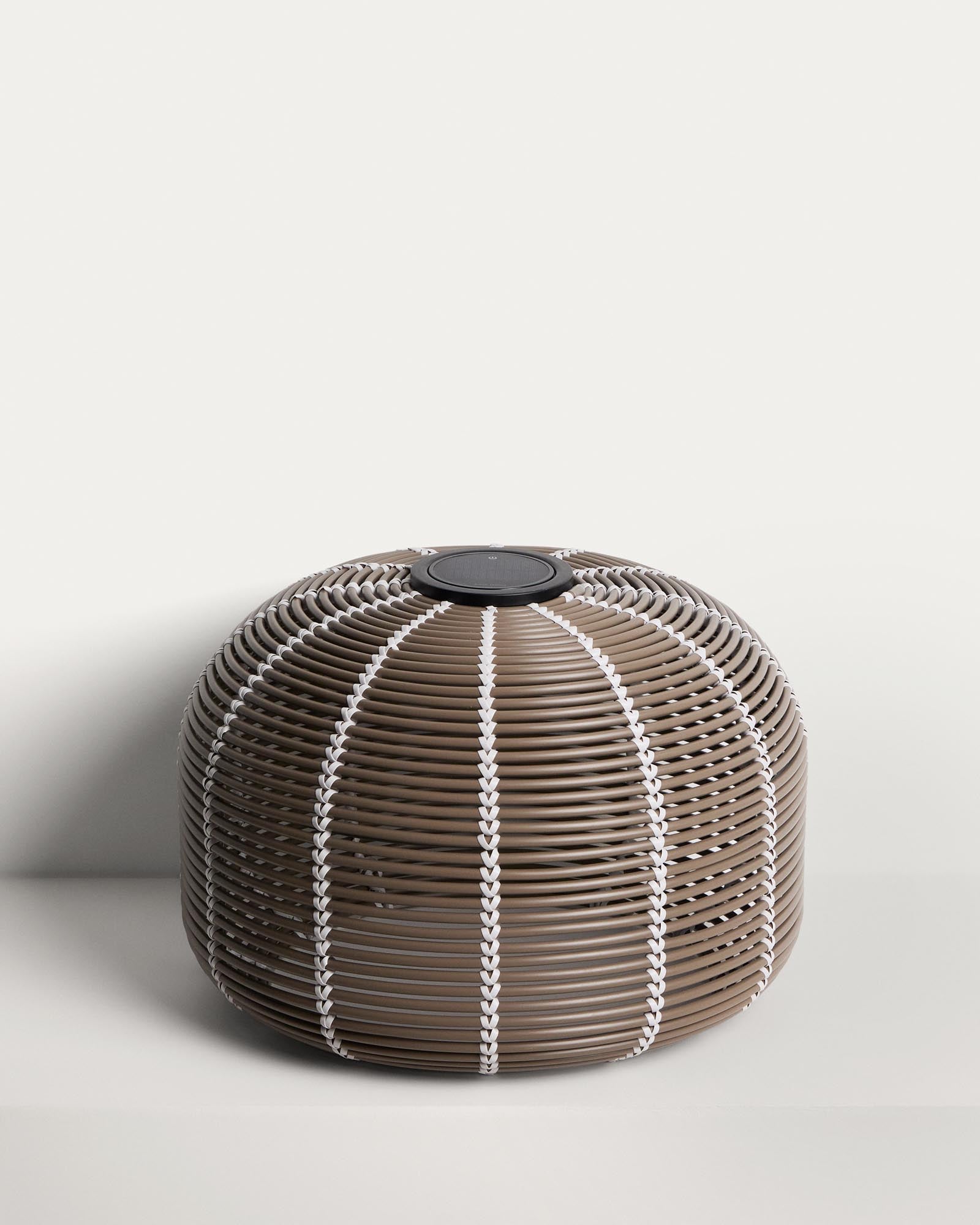Stilvolle Outdoor-Solar-Tischlampe Garoina aus taupefarbenem synthetischem Rattan, Ø 50 cm, ideal für gemütliche Abende im Freien.