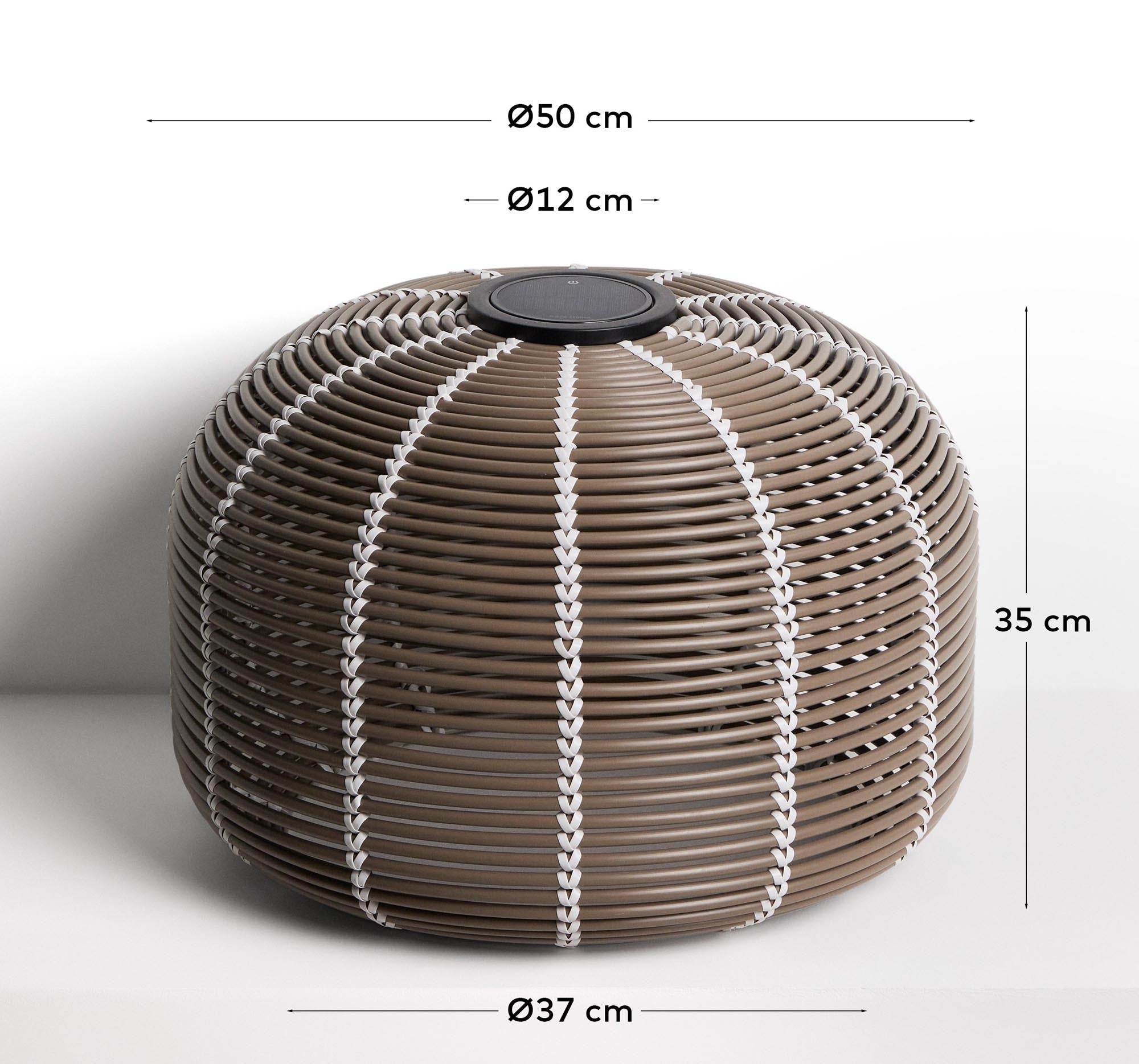 Elegante Solar-Tischlampe Garoina aus taupefarbenem Rattan, Ø 50 cm, perfekt für stimmungsvolle Beleuchtung im Garten oder auf der Terrasse.