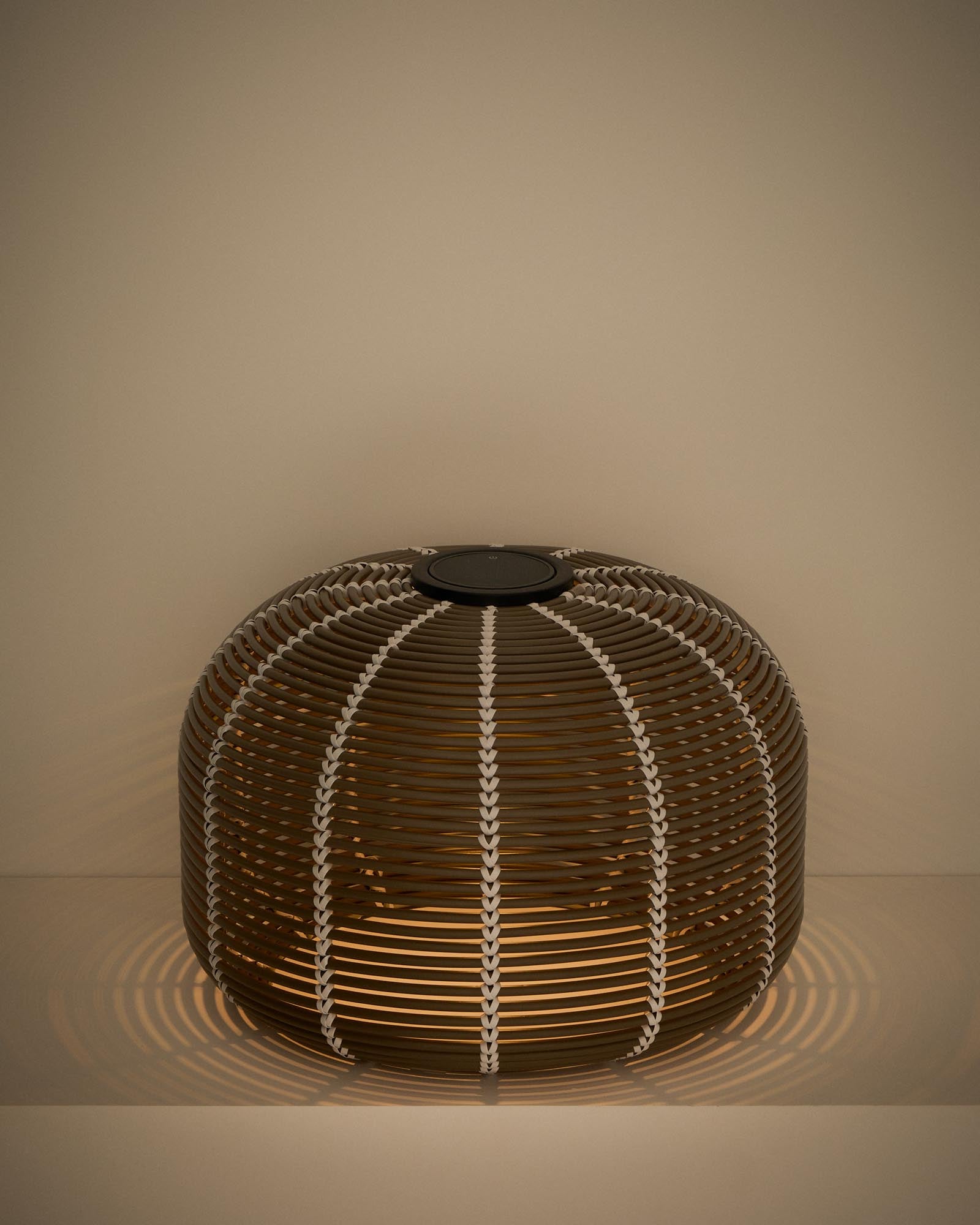 Elegante Solar-Tischlampe Garoina aus taupefarbenem Rattan, Ø 50 cm, perfekt für stimmungsvolle Beleuchtung im Garten oder auf der Terrasse.