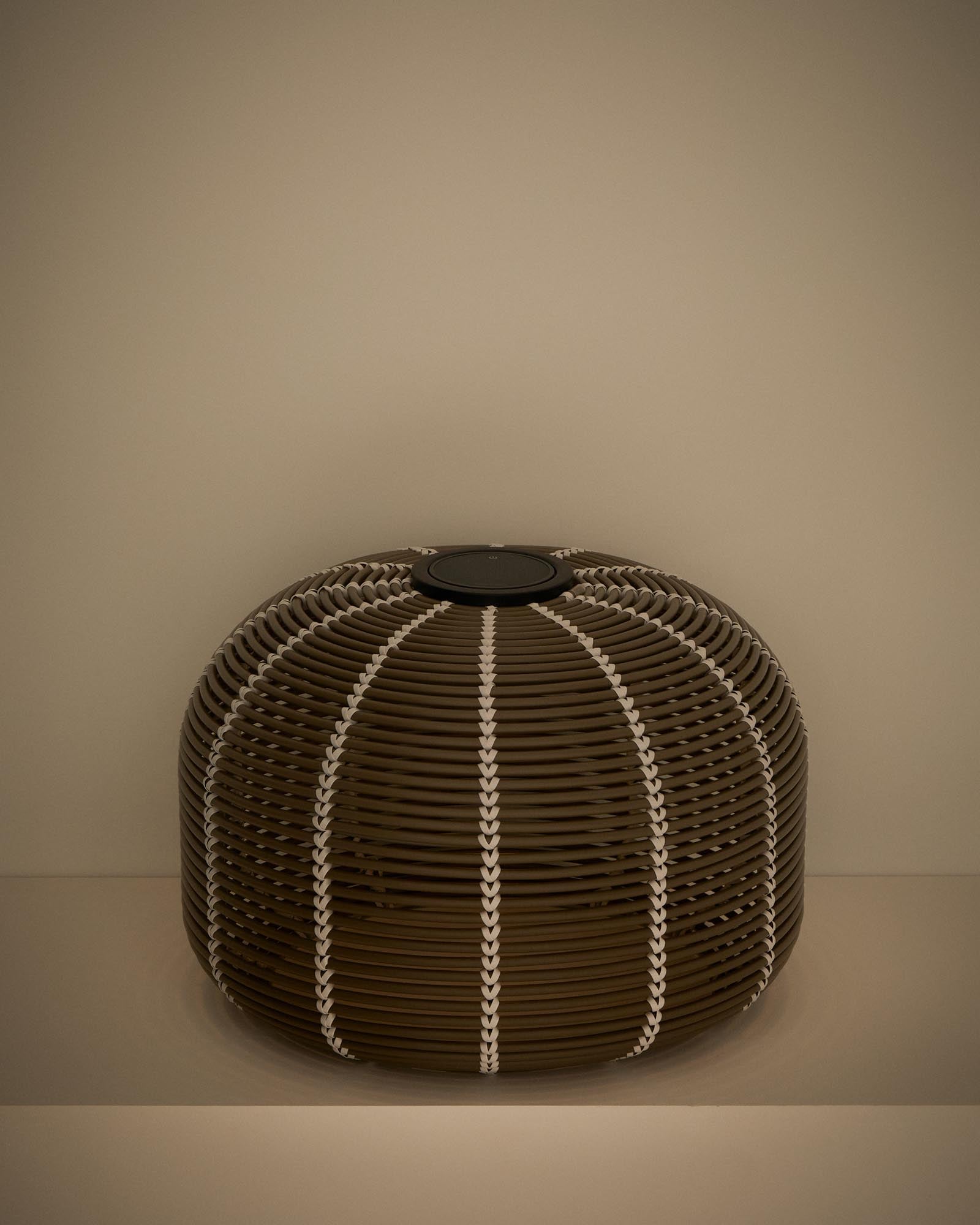 Stilvolle Outdoor-Solar-Tischlampe Garoina aus taupefarbenem synthetischem Rattan, Ø 50 cm, ideal für gemütliche Abende im Freien.
