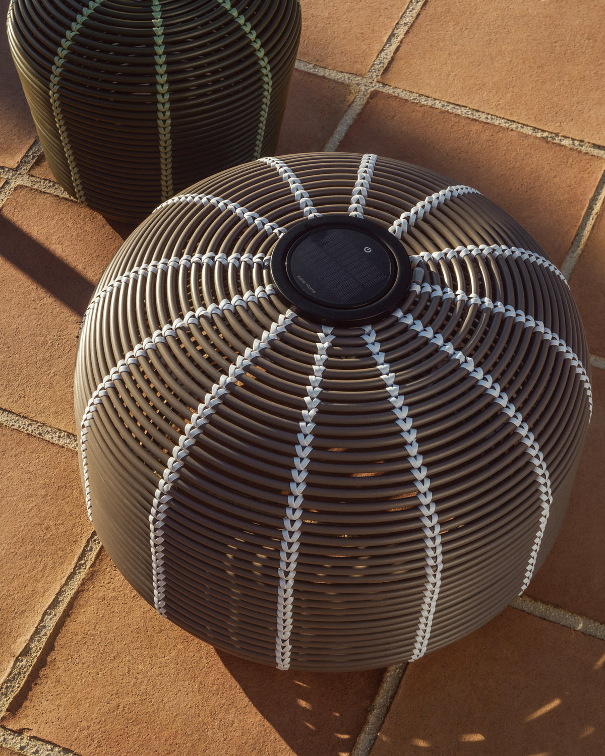 Outdoor-Solar-Tischlampe Garoina aus synthetischem Rattan in Taupe mit LED-Technologie, Ø 50 cm in Grau präsentiert im Onlineshop von KAQTU Design AG. Outdoor Tischleuchte ist von Kave Home