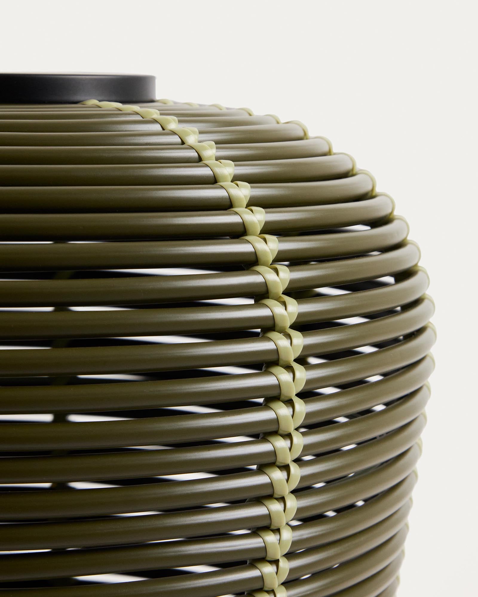Moderne Solar-Tischlampe Garoina in elegantem Grün, Ø 35 cm, aus langlebigem synthetischem Rattan, perfekt für stimmungsvolle Gartenbeleuchtung.