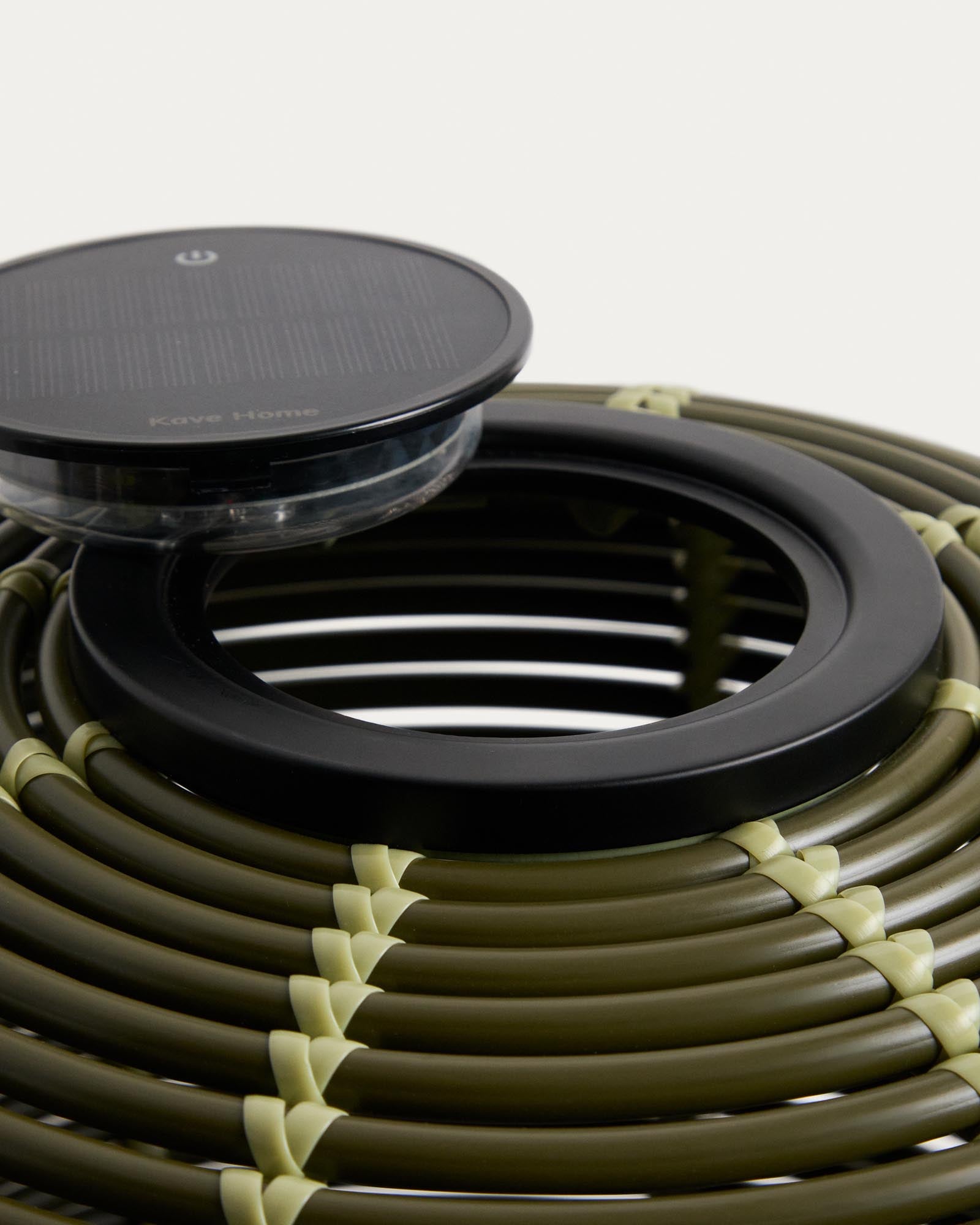 Stilvolle Outdoor-Solar-Tischlampe Garoina in frischem Grün, Ø 35 cm, gefertigt aus robustem synthetischem Rattan für gemütliche Abende im Freien.
