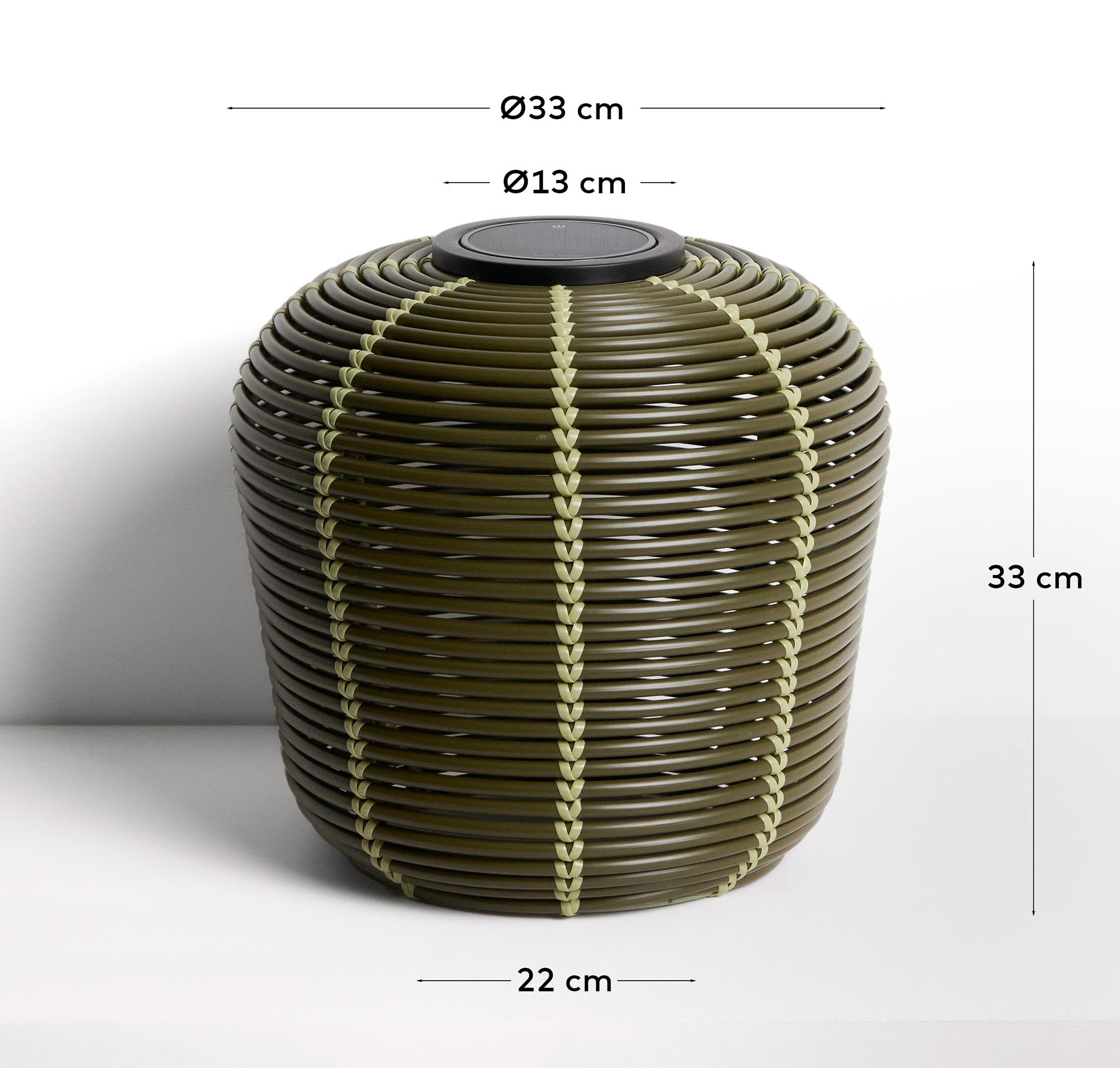 Stilvolle Solar-Tischlampe Garoina in lebhaftem Grün, Ø 35 cm, aus langlebigem synthetischem Rattan, ideal für gemütliche Abende im Freien.