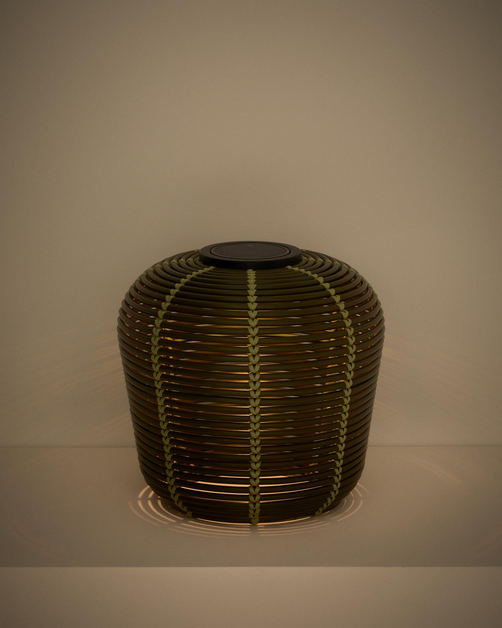 Moderne Outdoor-Solar-Tischlampe Garoina in frischem Grün, Ø 35 cm, gefertigt aus robustem synthetischem Rattan, perfekt für stimmungsvolle Nächte im Garten.