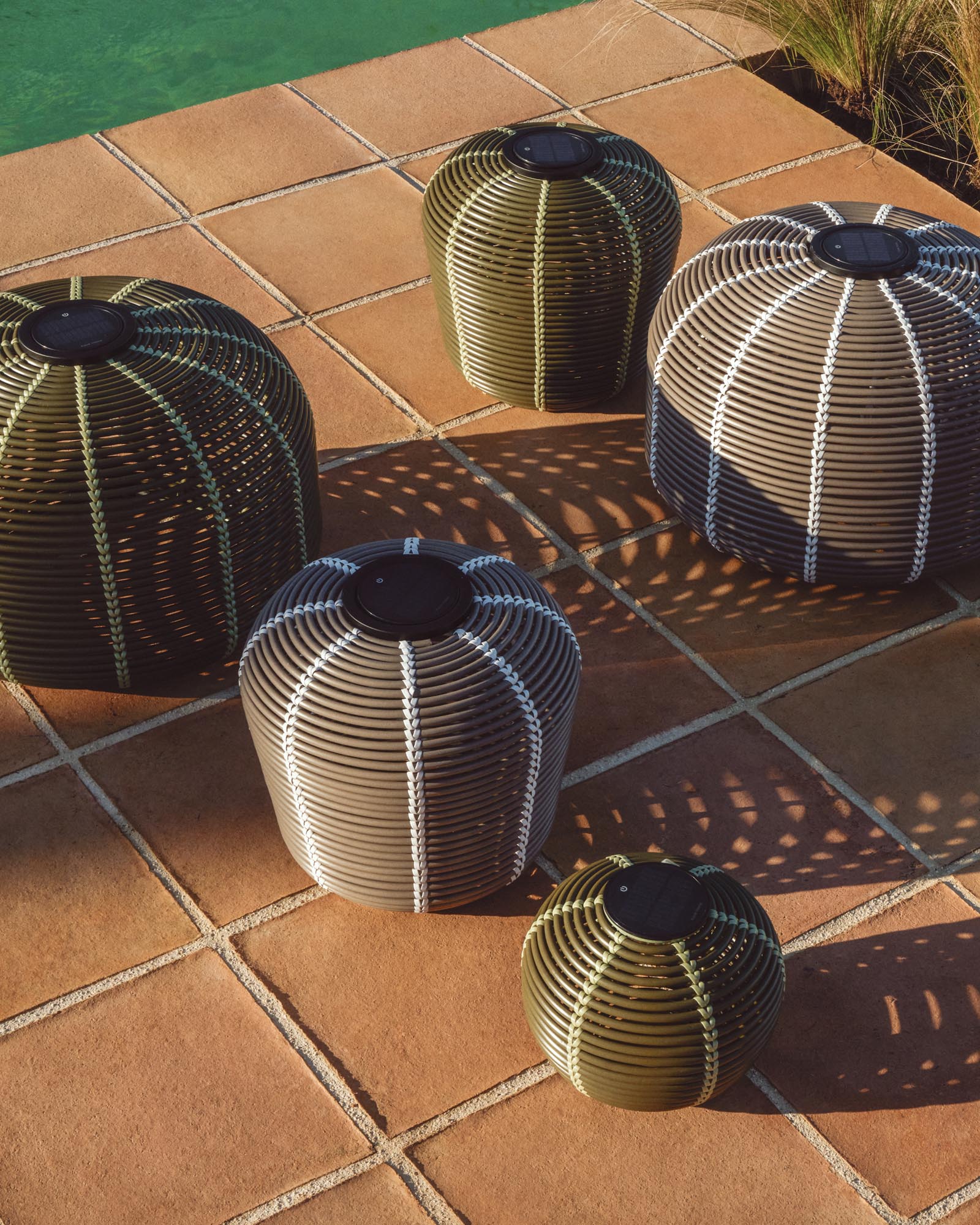 Stimmungsvolle grüne Solar-Tischlampe Garoina aus Rattan, Ø 35 cm, ideal für den Außenbereich, mit moderner LED-Technologie.