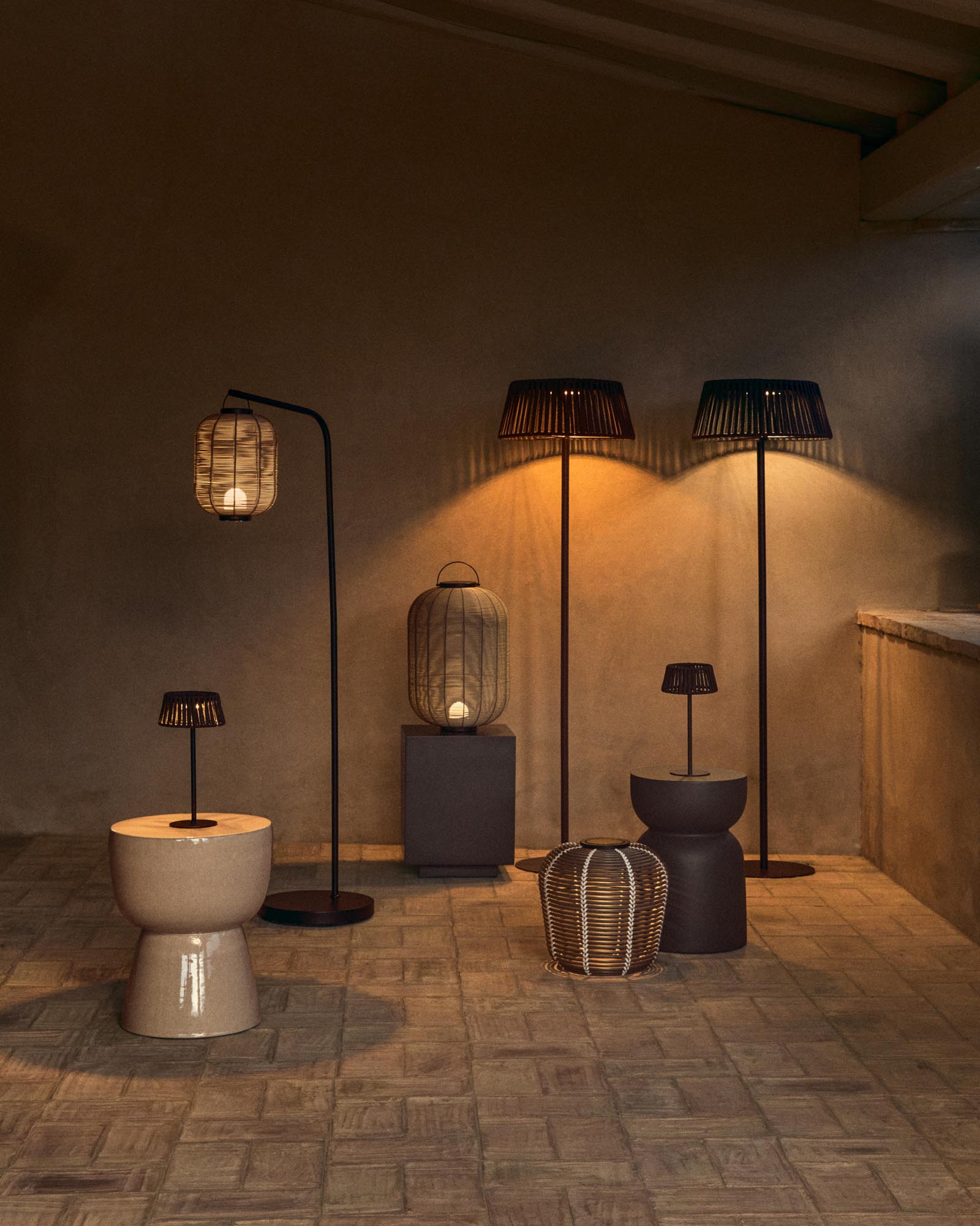 Elegante grüne Tischlampe Garoina aus synthetischem Rattan, Ø 35 cm, perfekt für stimmungsvolle Abende im Freien, betrieben mit Solarenergie.