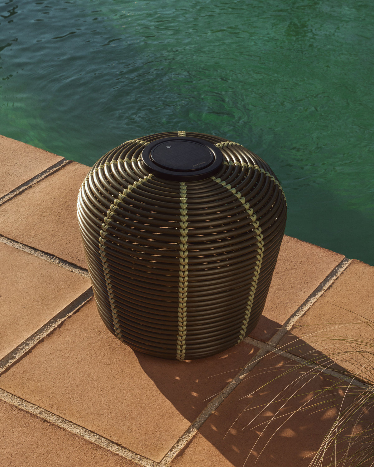 Outdoor-Solar-Tischlampe Garoina aus synthetischem Rattan in Grün mit LED-Technologie, Ø 35 cm in Grün präsentiert im Onlineshop von KAQTU Design AG. Outdoor Tischleuchte ist von Kave Home