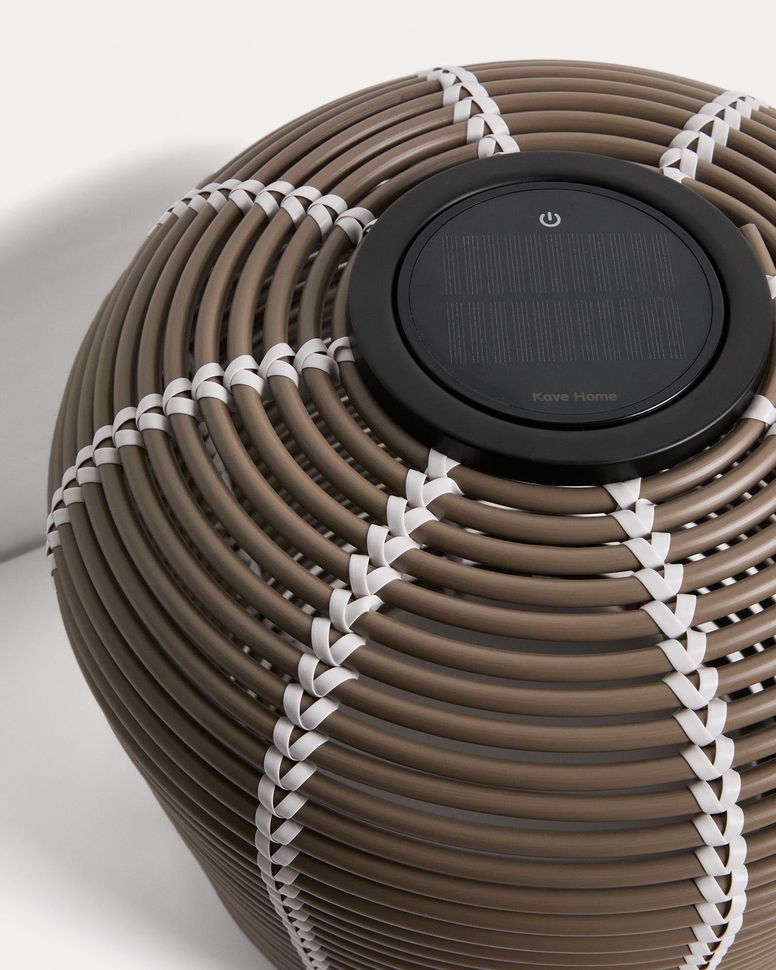 Stilvolle Outdoor-Solar-Tischlampe Garoina aus taupefarbenem Rattan, Ø 35 cm, ideal für gemütliche Abende im Freien.