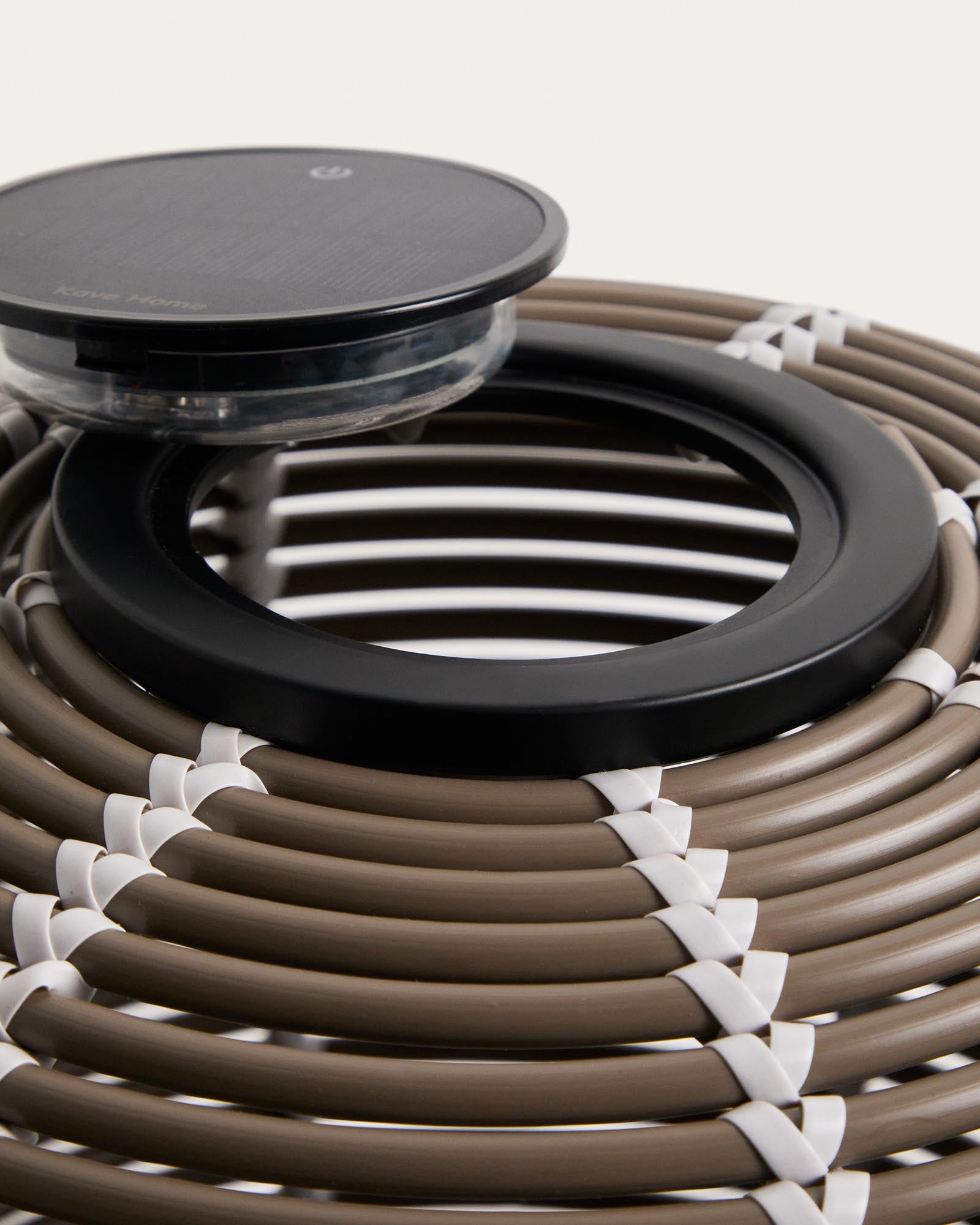 Stilvolle Outdoor-Solar-Tischlampe Garoina aus taupefarbenem Rattan, Ø 35 cm, ideal für gemütliche Abende im Freien.