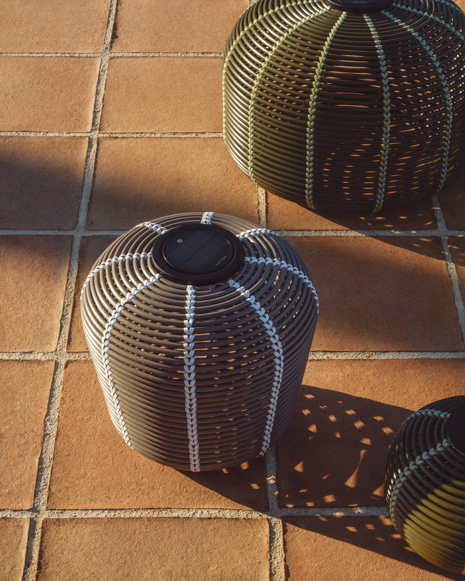 Stimmungsvolle Outdoor-Solar-Tischlampe Garoina aus taupefarbenem Rattan, Ø 35 cm, ideal für gemütliche Abende im Freien.