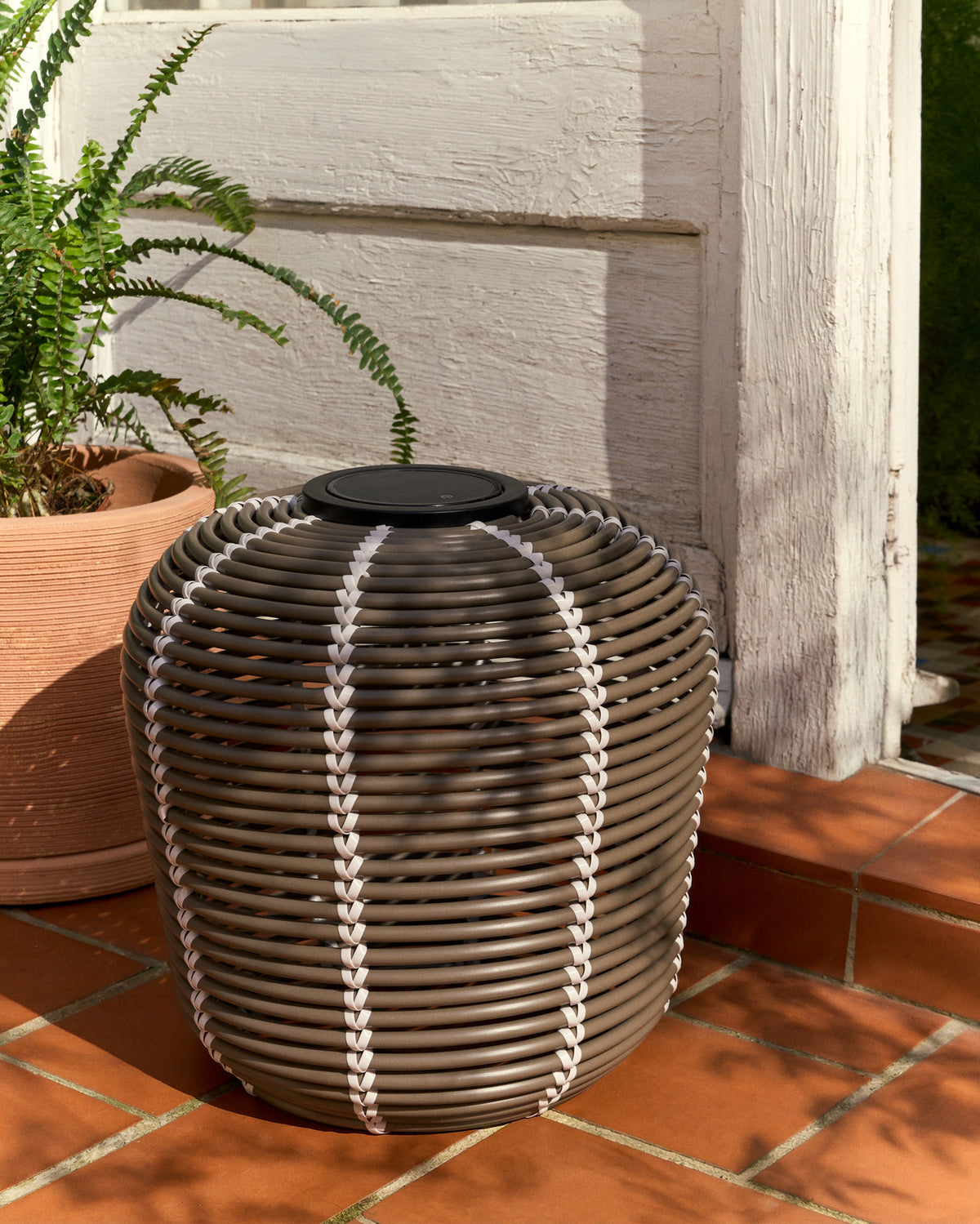 Outdoor-Solar-Tischlampe Garoina aus synthetischem Rattan in Taupe mit LED-Technologie, Ø 35 cm in Grau präsentiert im Onlineshop von KAQTU Design AG. Outdoor Tischleuchte ist von Kave Home