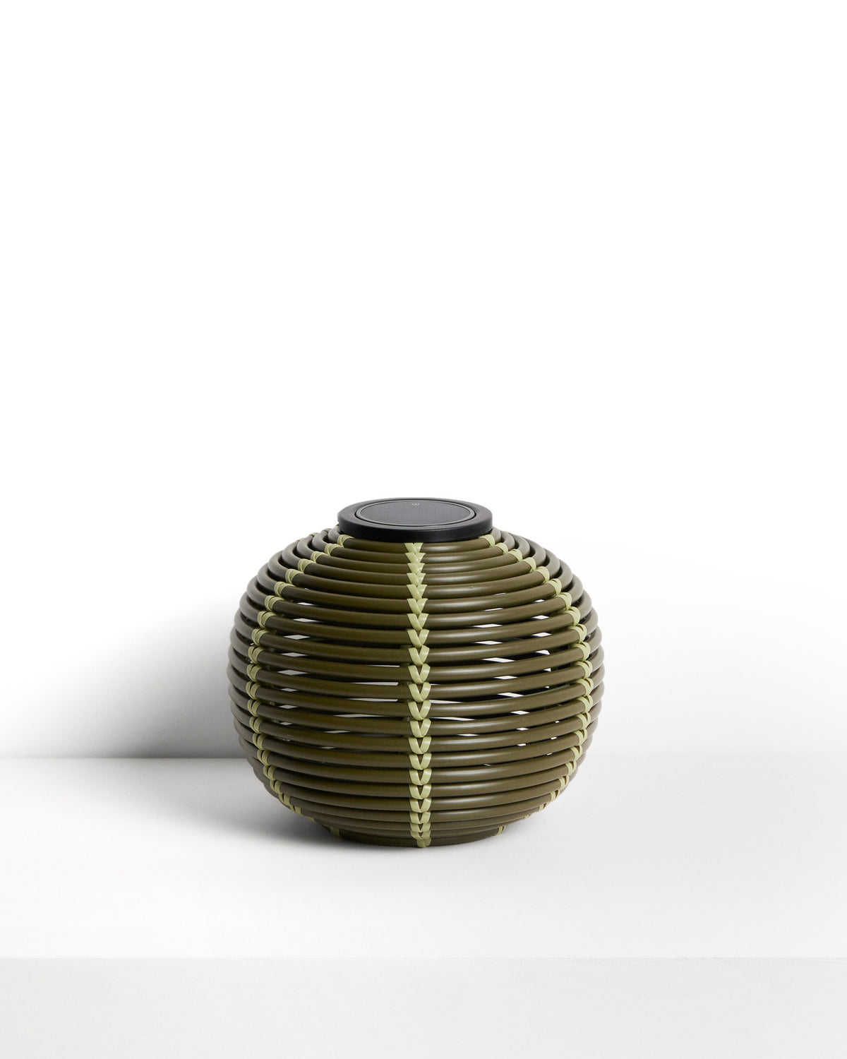 Outdoor-Solar-Tischlampe Garoina aus synthetischem Rattan in Grün mit LED-Technologie, Ø 25 cm in Grün präsentiert im Onlineshop von KAQTU Design AG. Outdoor Tischleuchte ist von Kave Home