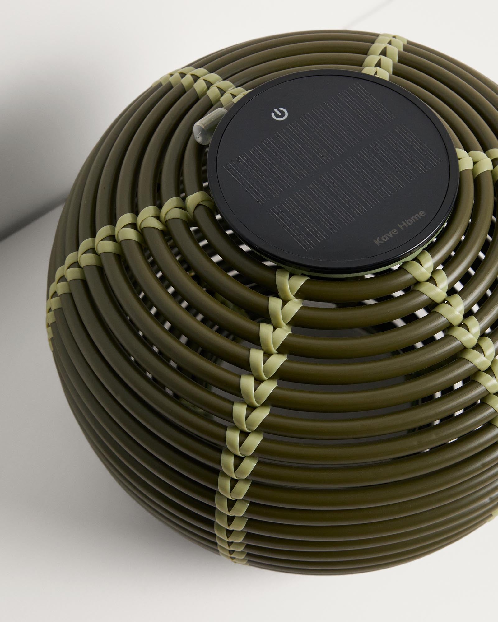 Elegante grüne Solar-Tischlampe Garoina aus synthetischem Rattan, Ø 25 cm, perfekt für stimmungsvolle Abende im Freien mit energieeffizienter LED.