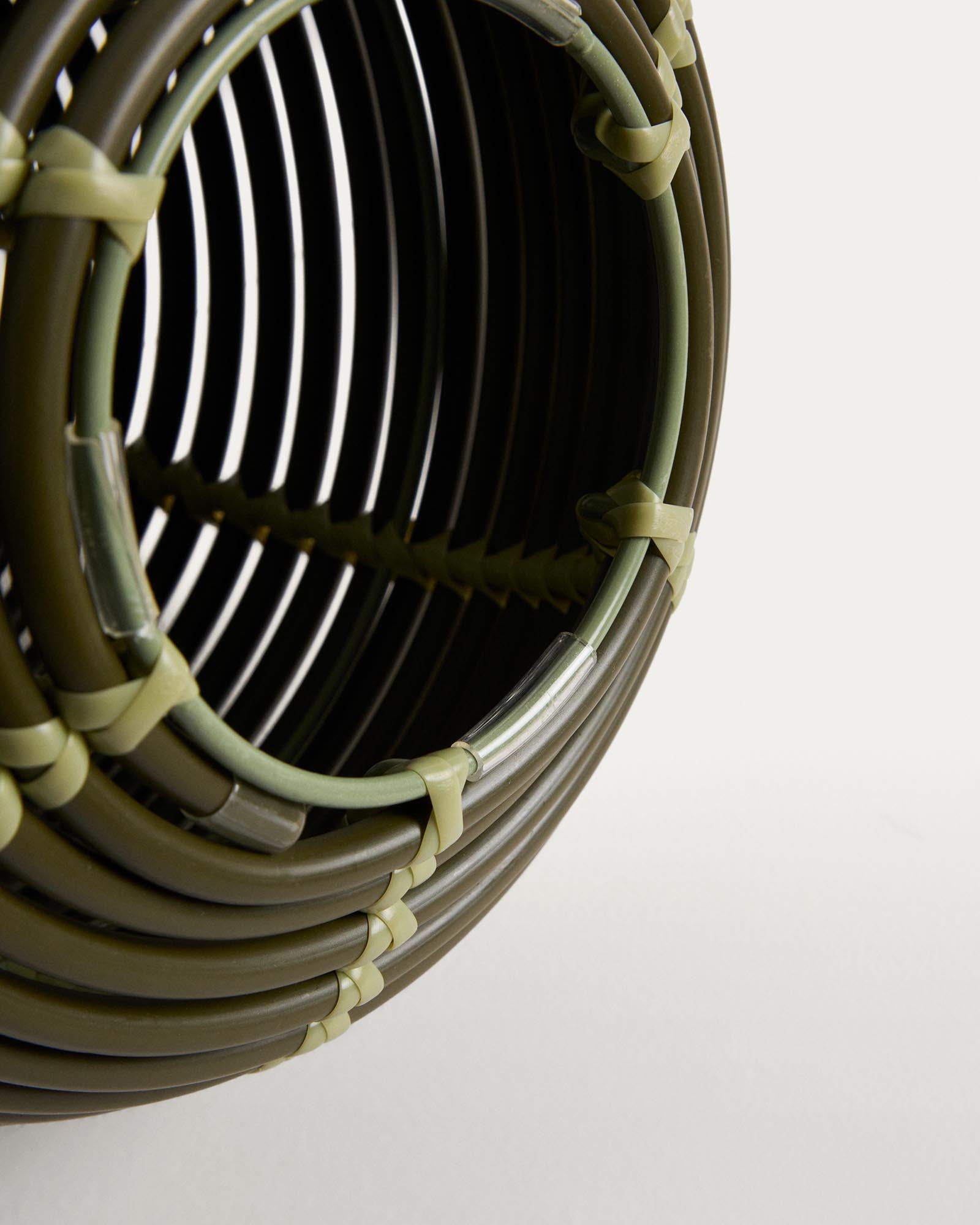 Stimmungsvolle Outdoor-Solar-Tischlampe Garoina in Grün, Ø 25 cm, aus synthetischem Rattan, ideal für gemütliche Abende im Garten.