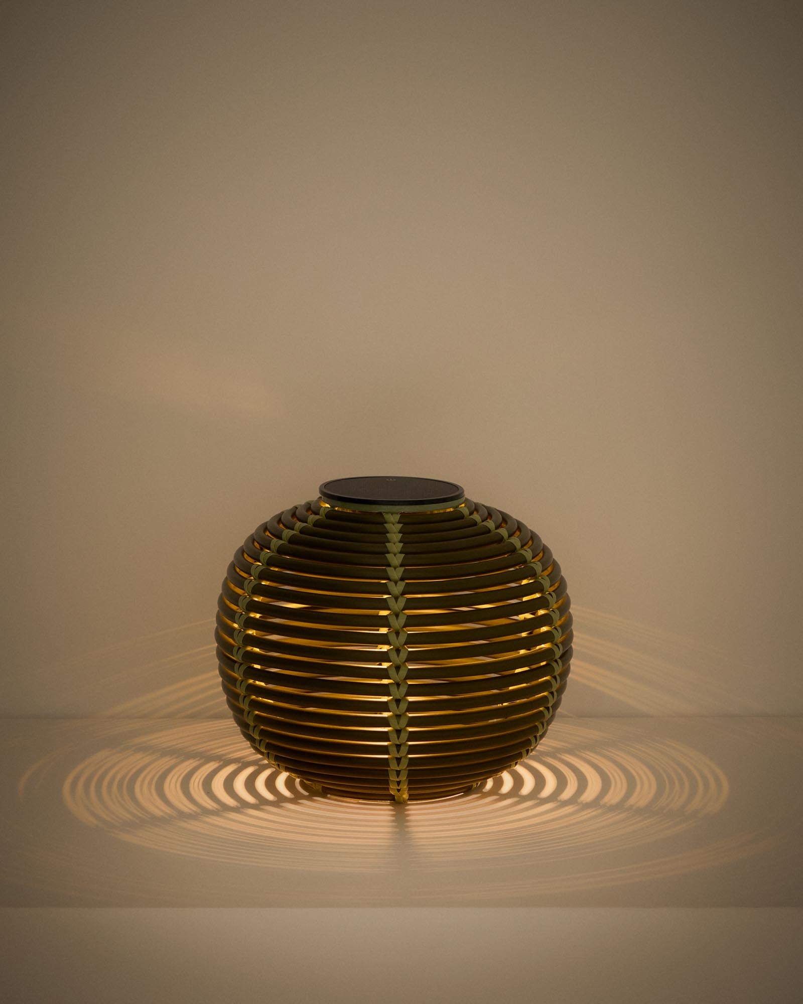 Elegante grüne Solar-Tischlampe Garoina aus Rattan, Ø 25 cm, mit moderner LED-Technologie für stimmungsvolle Gartenbeleuchtung.