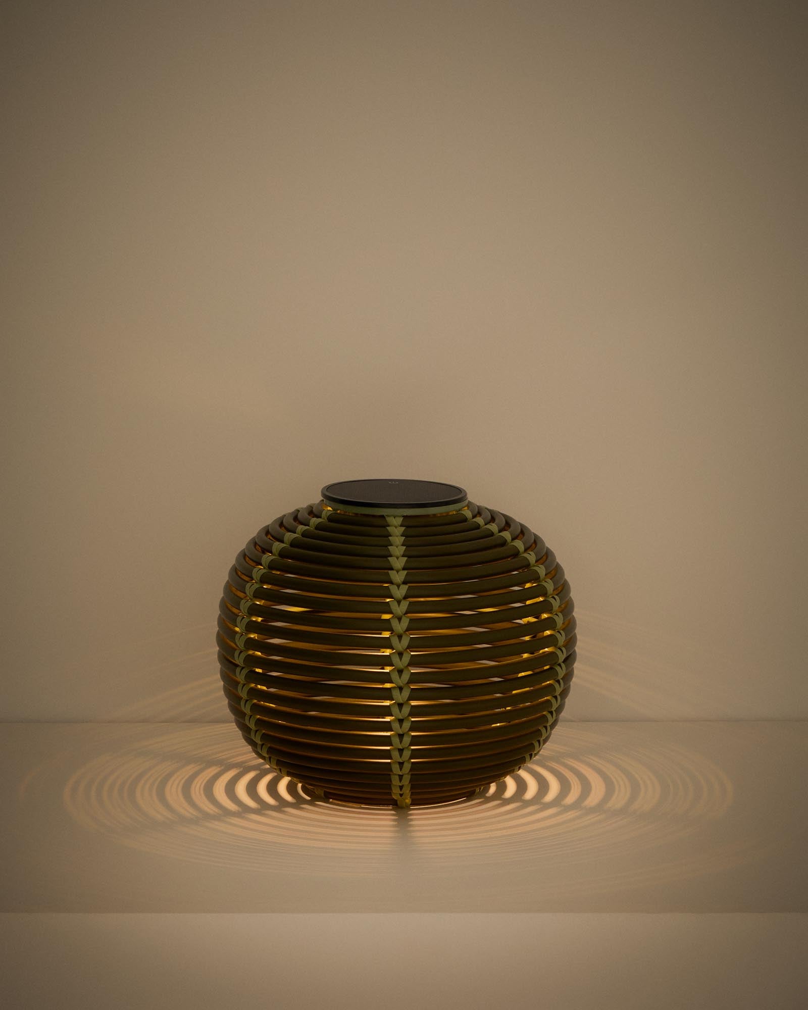 Elegante grüne Tischlampe Garoina aus synthetischem Rattan, Ø 25 cm, perfekt für gemütliche Abende im Freien mit umweltfreundlicher LED-Technologie.