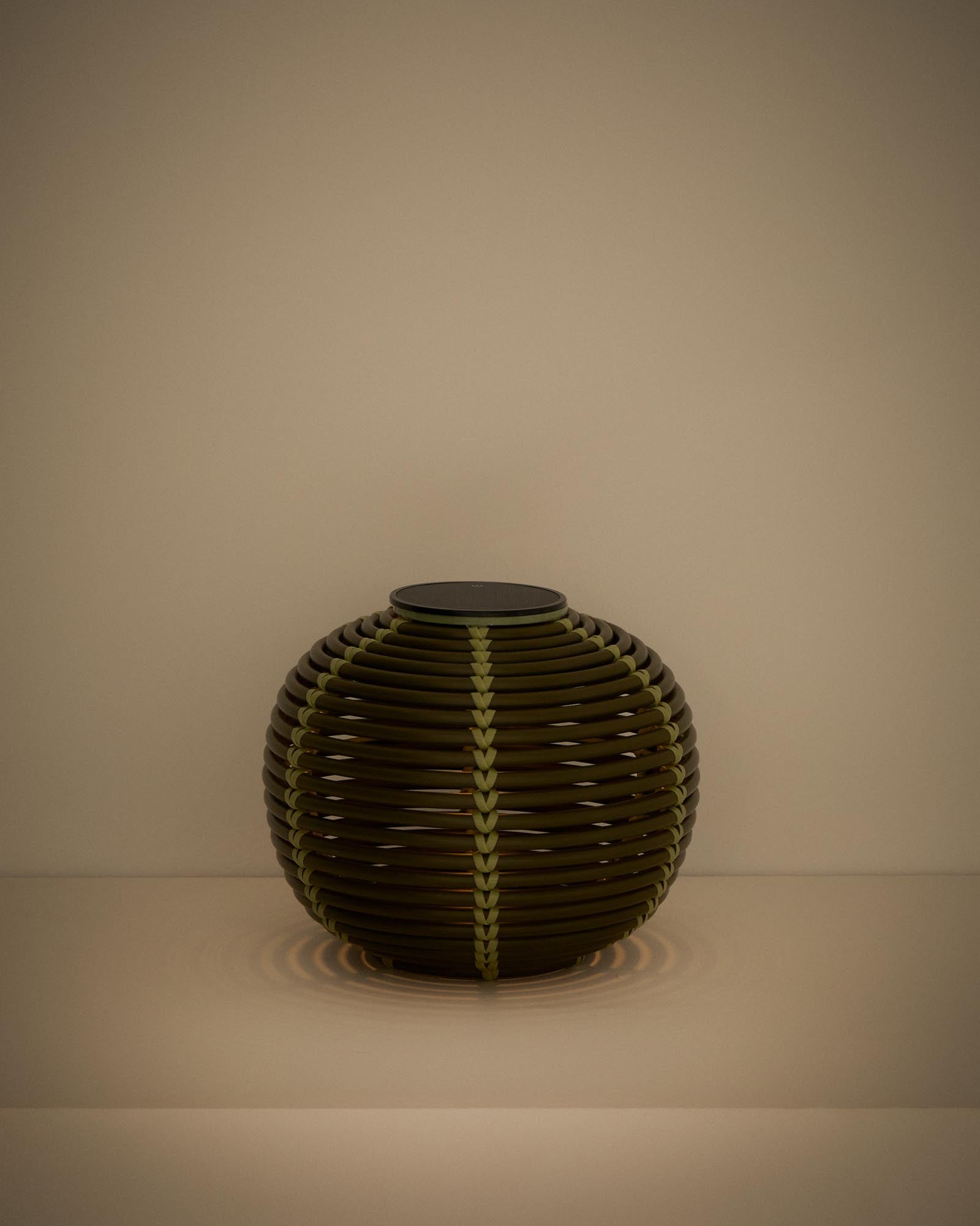 Stilvolle Outdoor-Solar-Tischlampe Garoina in Grün, Ø 25 cm, aus robustem Rattan, ideal für stimmungsvolle Abende im Freien mit nachhaltiger LED-Beleuchtung.