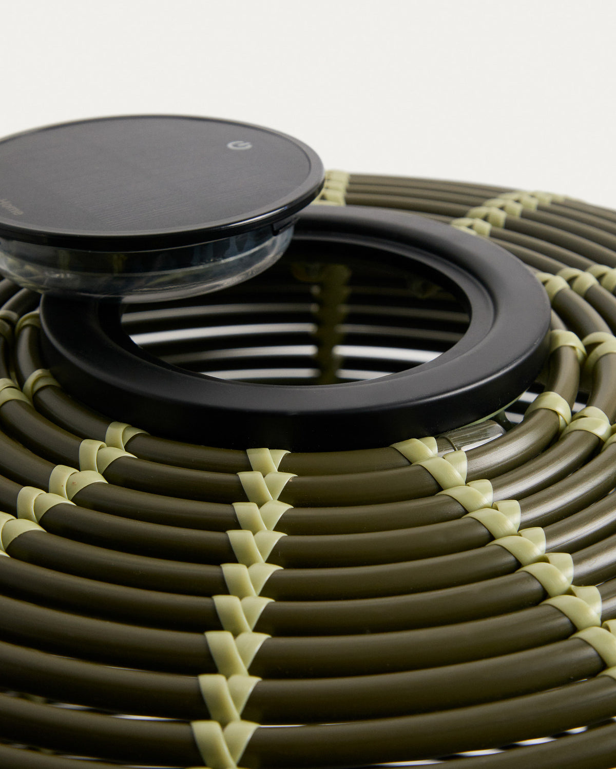 Outdoor-Solar-Tischlampe Garoina aus synthetischem Rattan in Grün mit LED-Technologie, Ø 25 cm in Grün präsentiert im Onlineshop von KAQTU Design AG. Outdoor Tischleuchte ist von Kave Home
