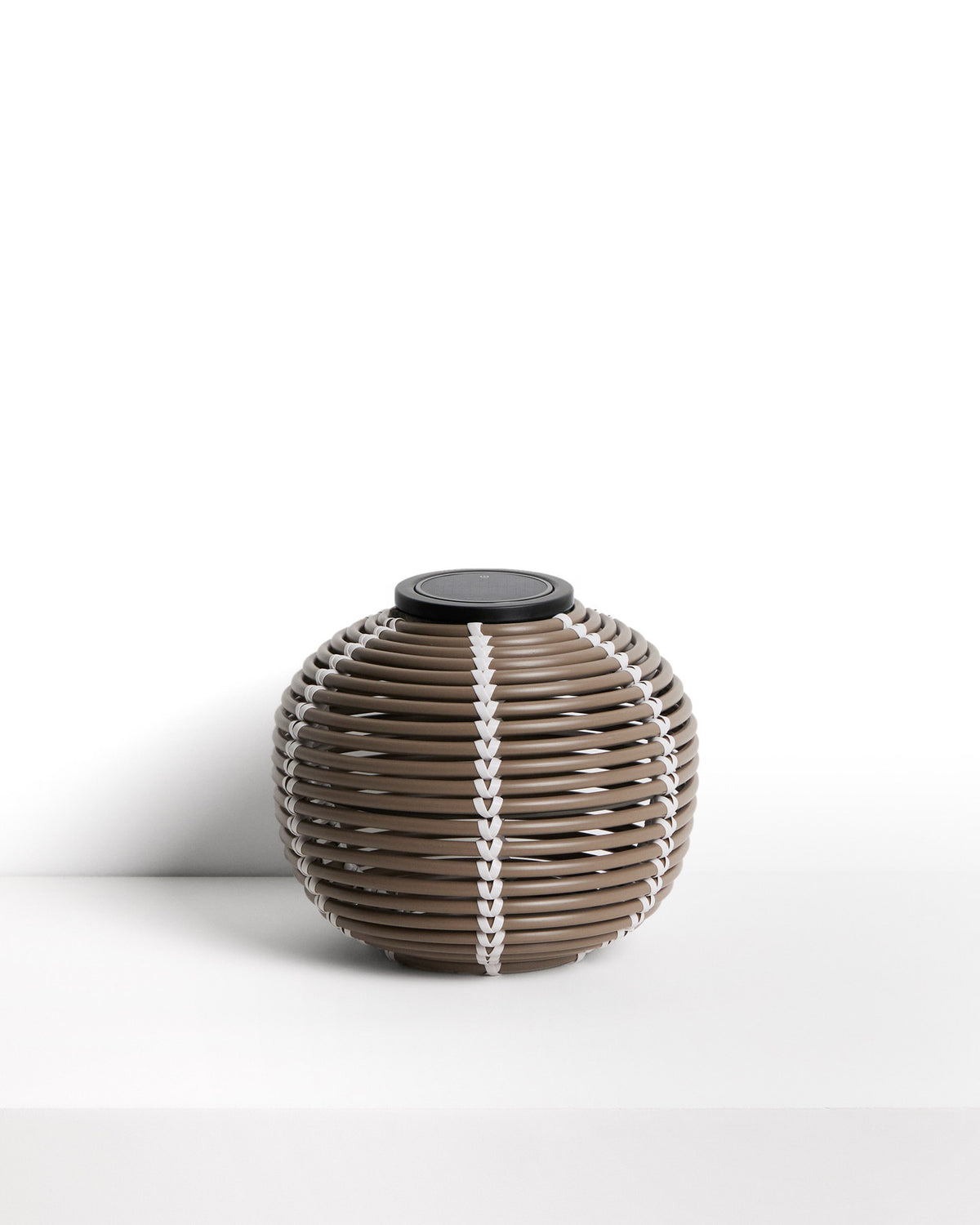 Outdoor-Solar-Tischlampe Garoina aus synthetischem Rattan in Taupe mit LED-Technologie, Ø 25 cm in Grau präsentiert im Onlineshop von KAQTU Design AG. Outdoor Tischleuchte ist von Kave Home