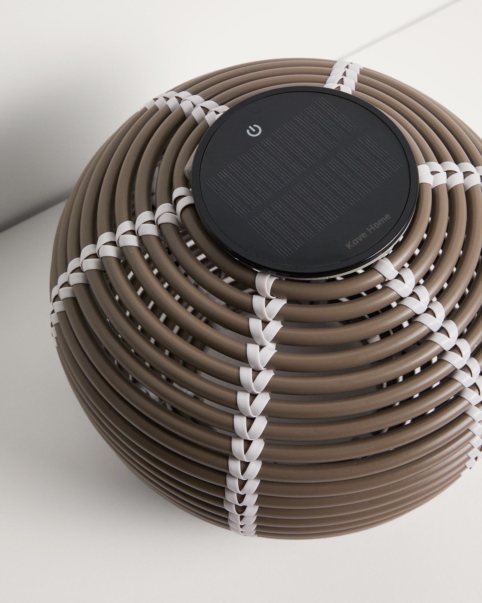 Elegante Outdoor-Solar-Tischlampe Garoina aus taupefarbenem synthetischem Rattan, Ø 25 cm, ideal für stimmungsvolle Abende im Garten.