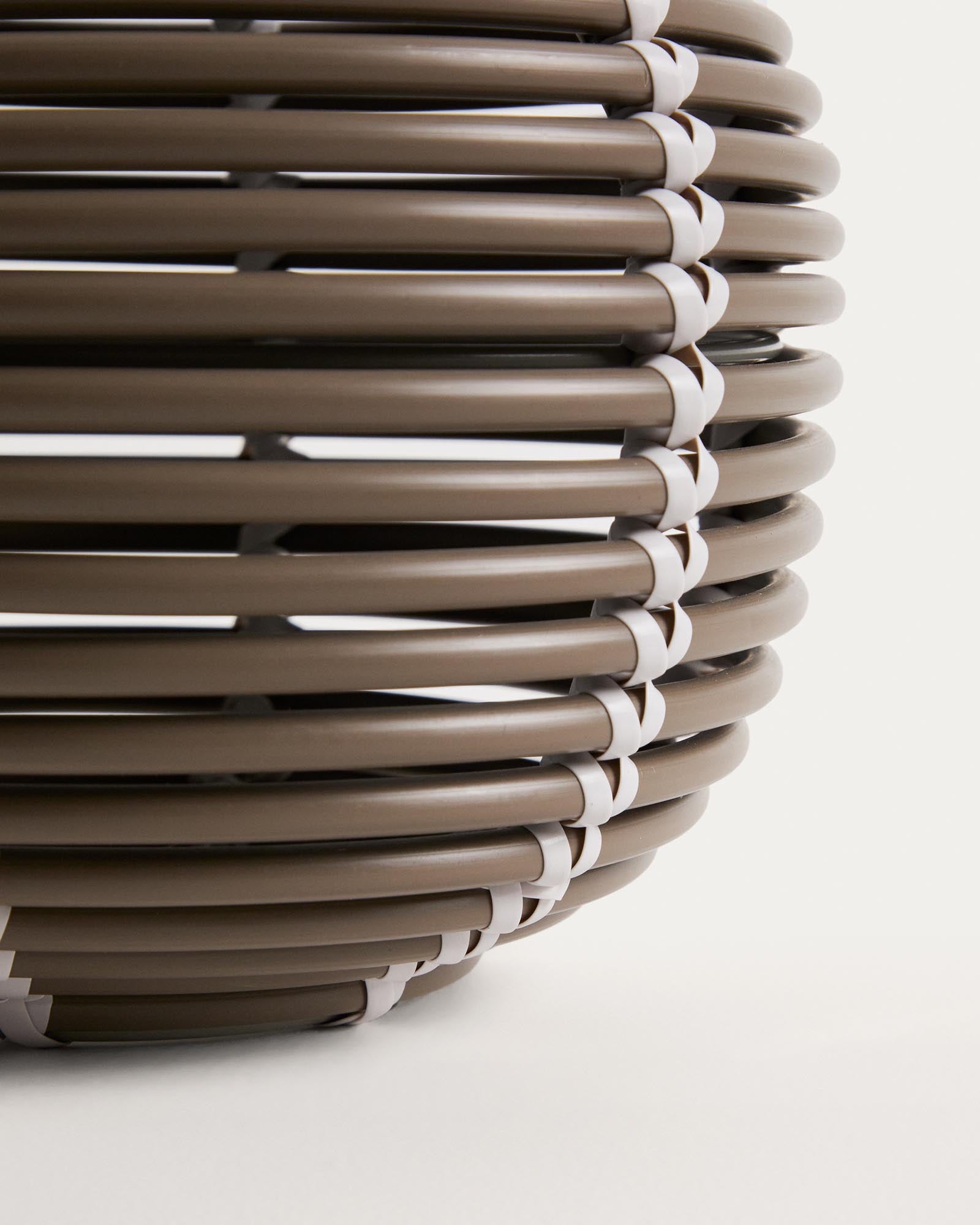 Stilvolle Solar-Tischlampe Garoina aus taupefarbenem Rattan, Ø 25 cm, perfekt für gemütliche Abende im Freien und stimmungsvolle Beleuchtung.